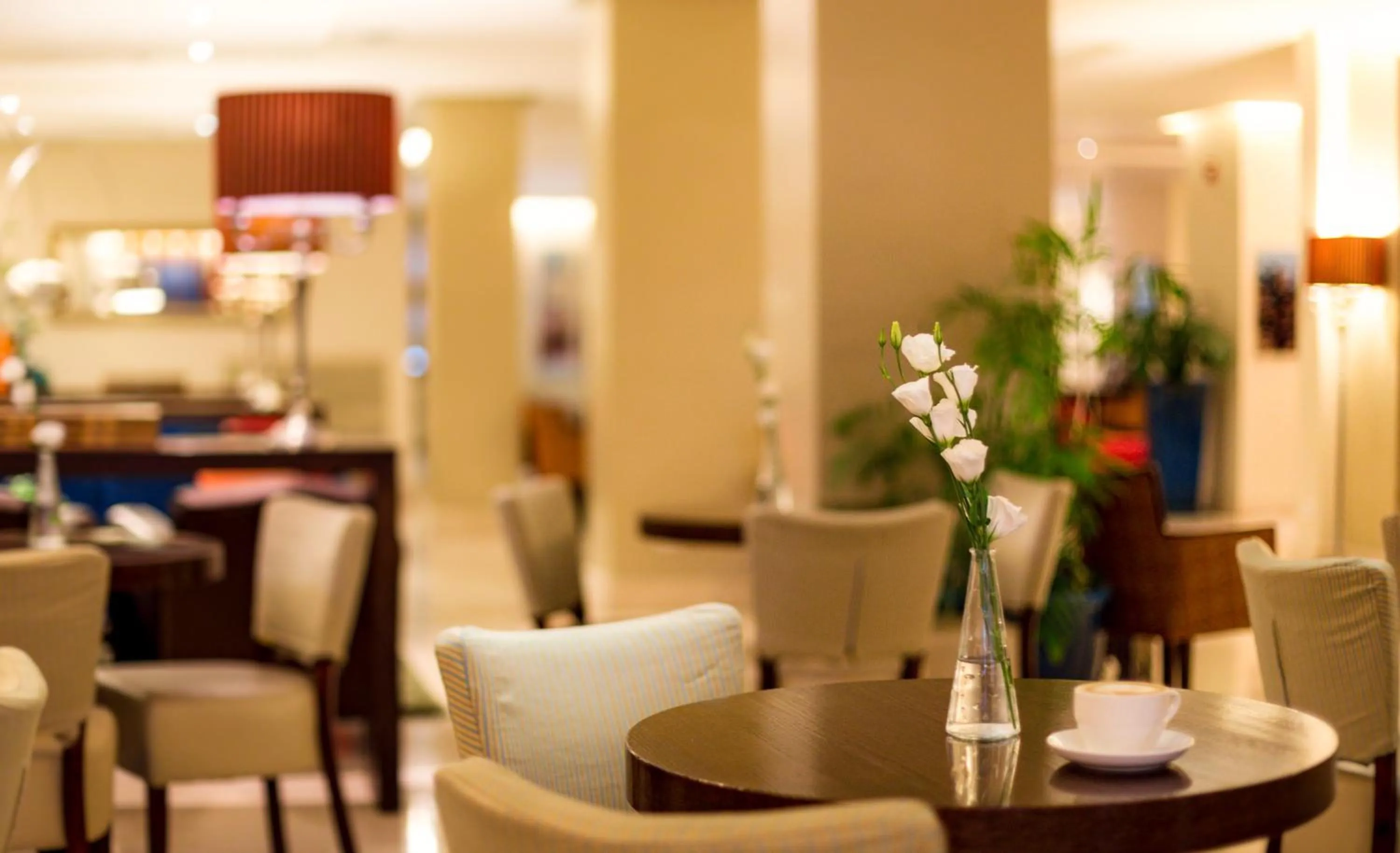 Restaurant/places to eat in Prima Royale Hotel