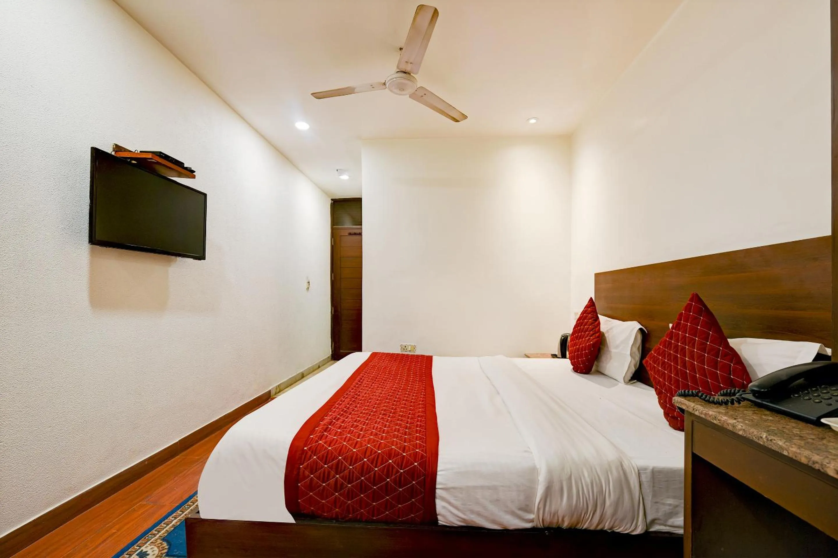 Bedroom, Bed in The Raj at New Delhi Railway Station