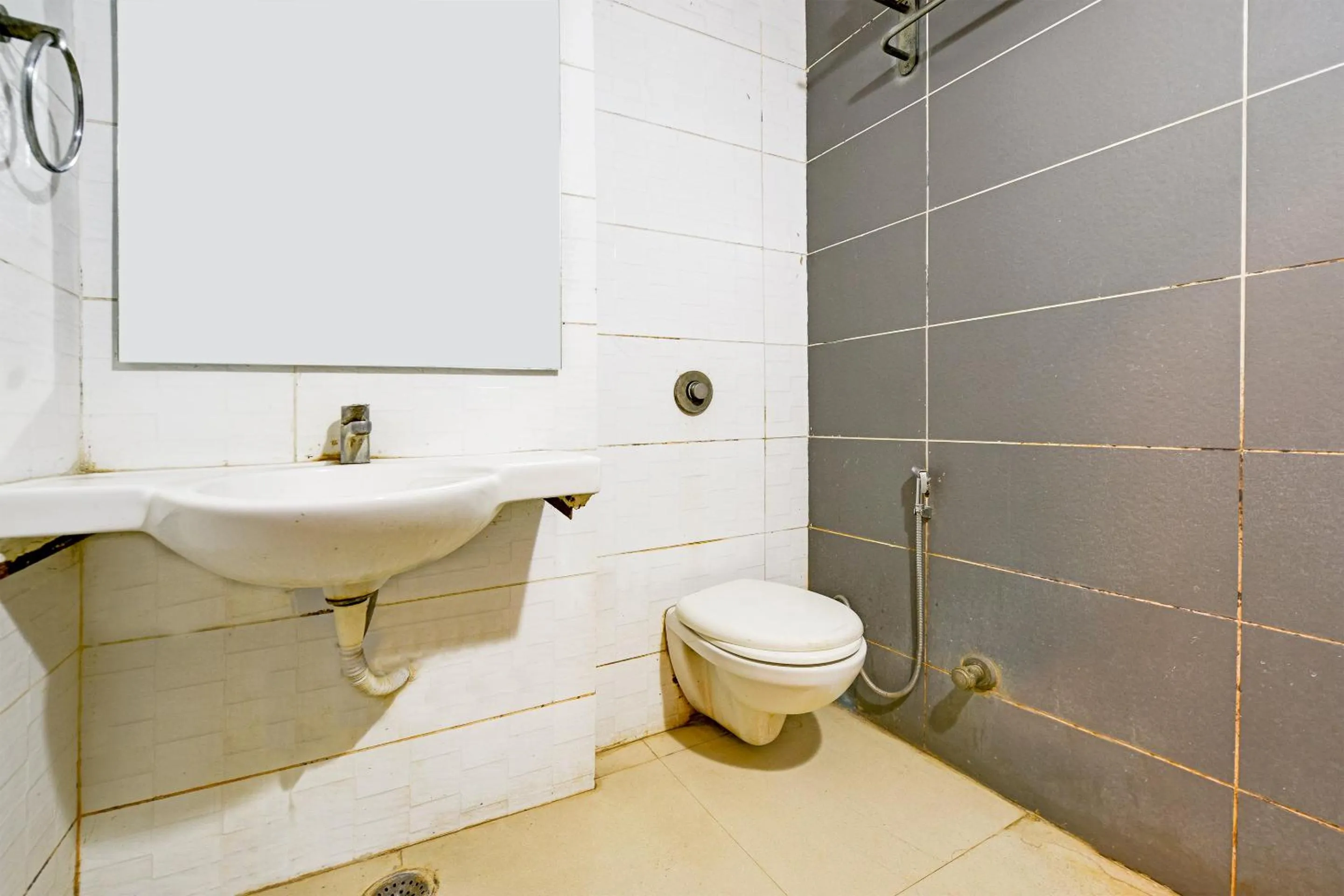 Shower in The Raj at New Delhi Railway Station