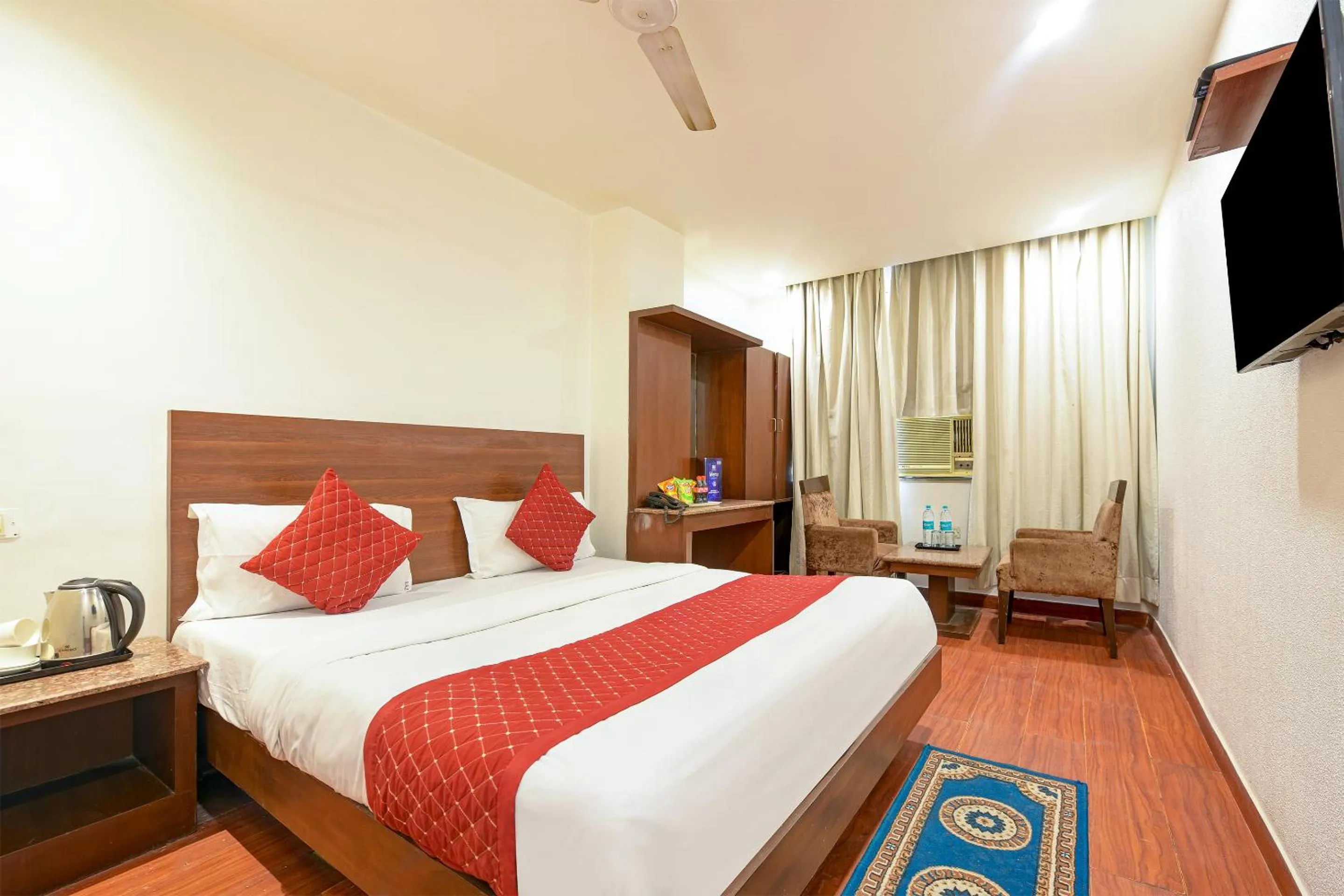 Bedroom, Bed in The Raj at New Delhi Railway Station