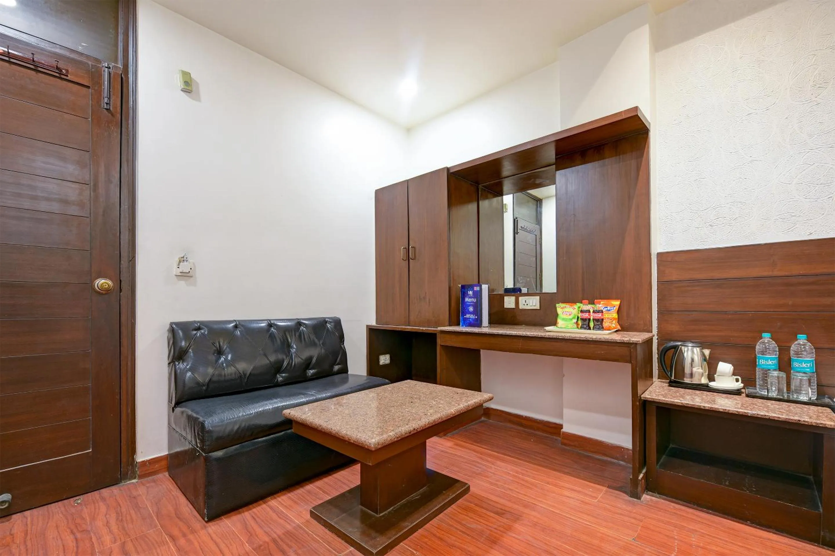 Bedroom in The Raj at New Delhi Railway Station