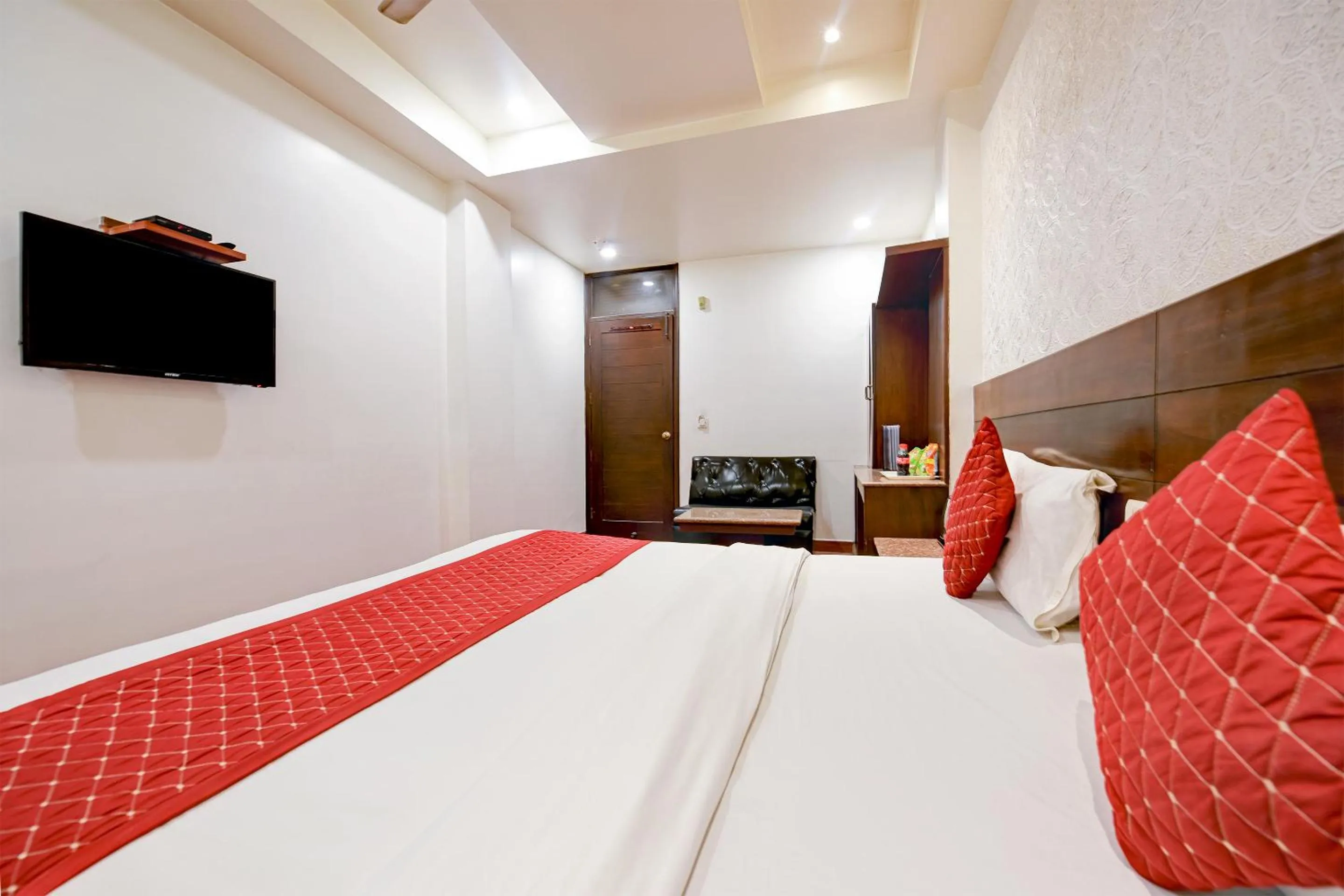 Bedroom, Bed in The Raj at New Delhi Railway Station