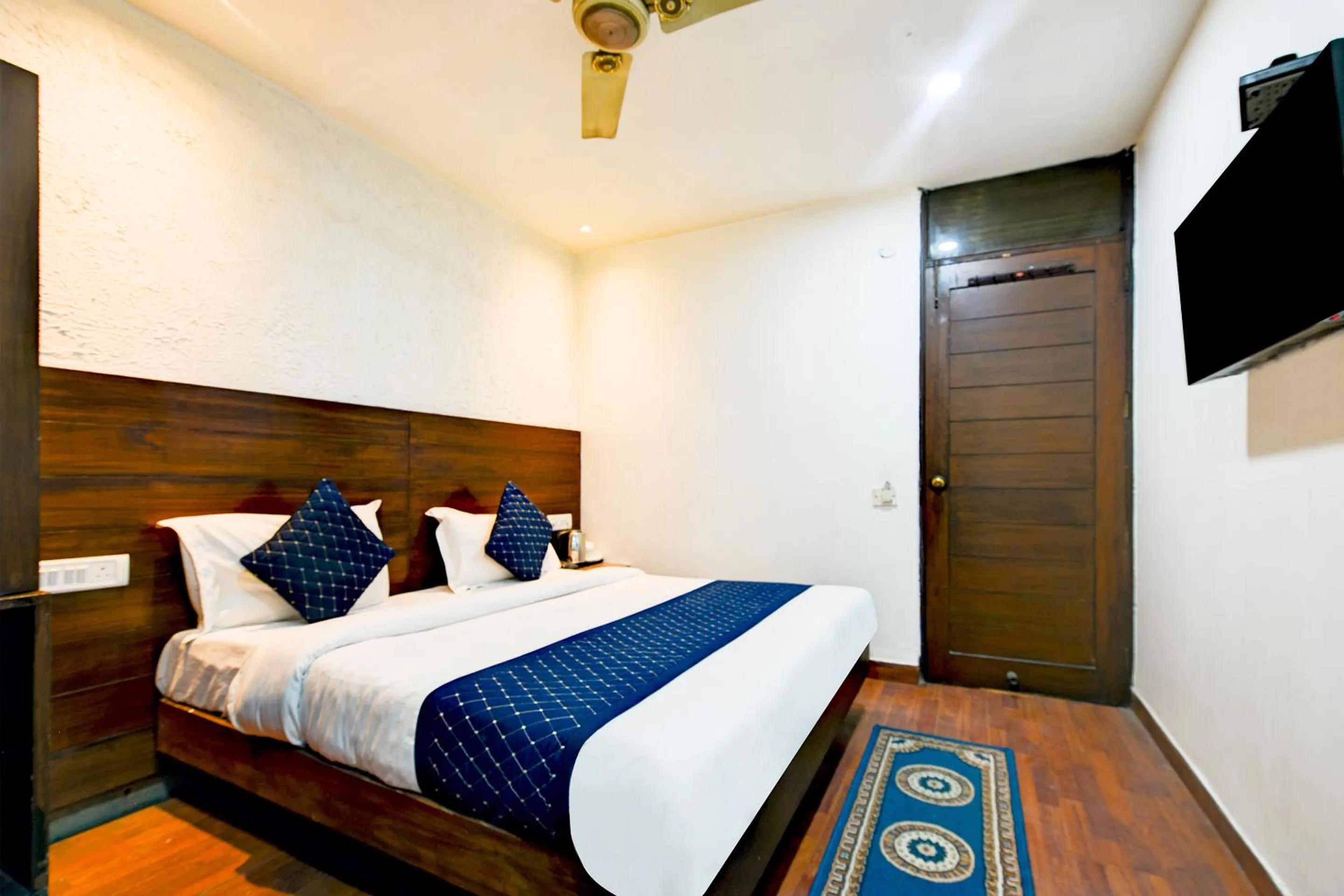 Bedroom, Bed in The Raj at New Delhi Railway Station