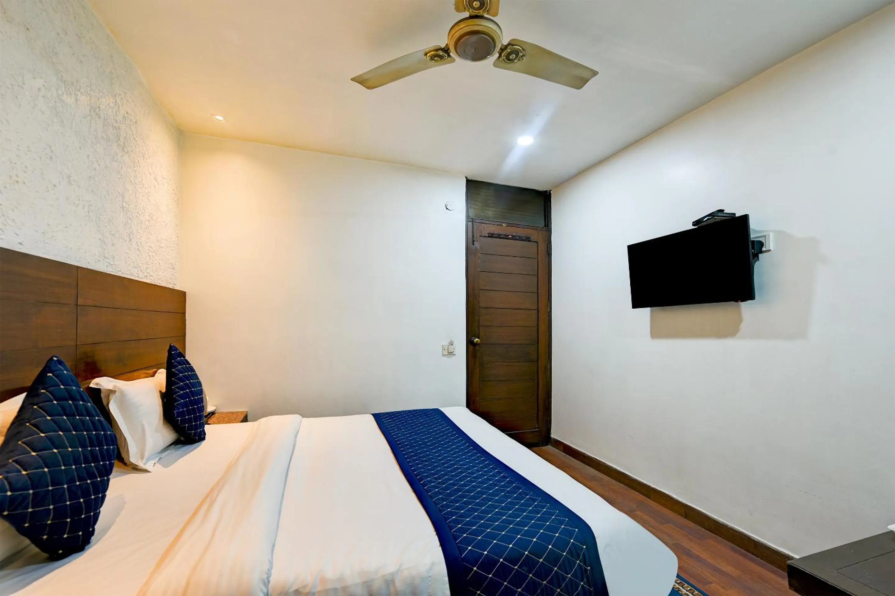 Bedroom, Bed in The Raj at New Delhi Railway Station