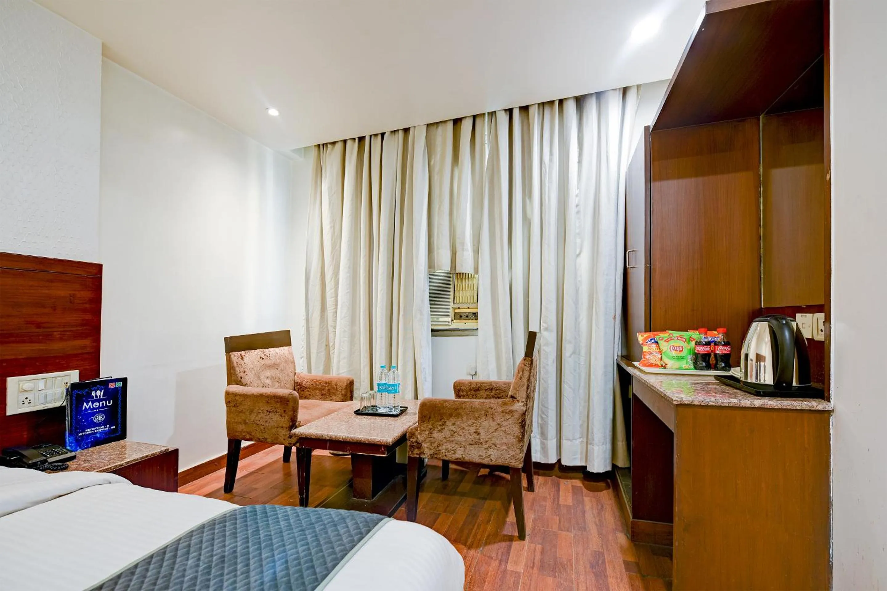 Living room, Bed in The Raj at New Delhi Railway Station