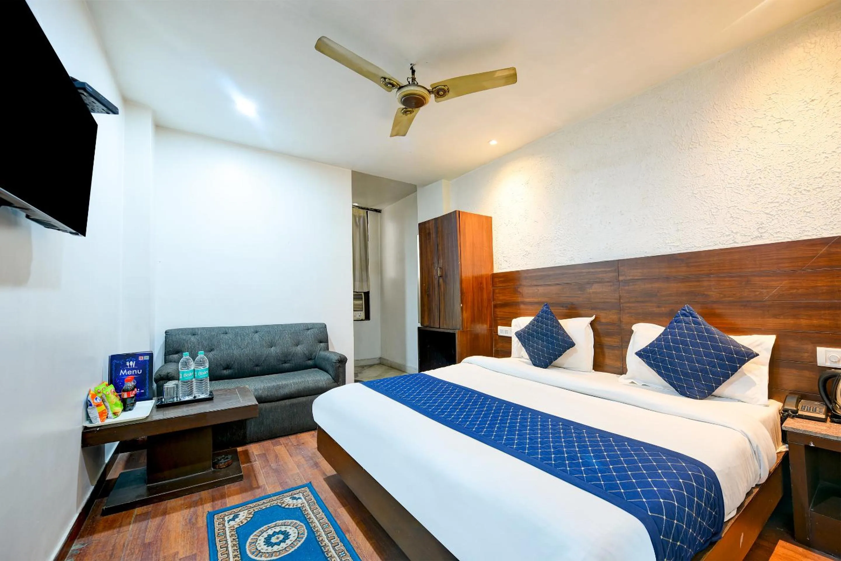 Bedroom, Bed in The Raj at New Delhi Railway Station