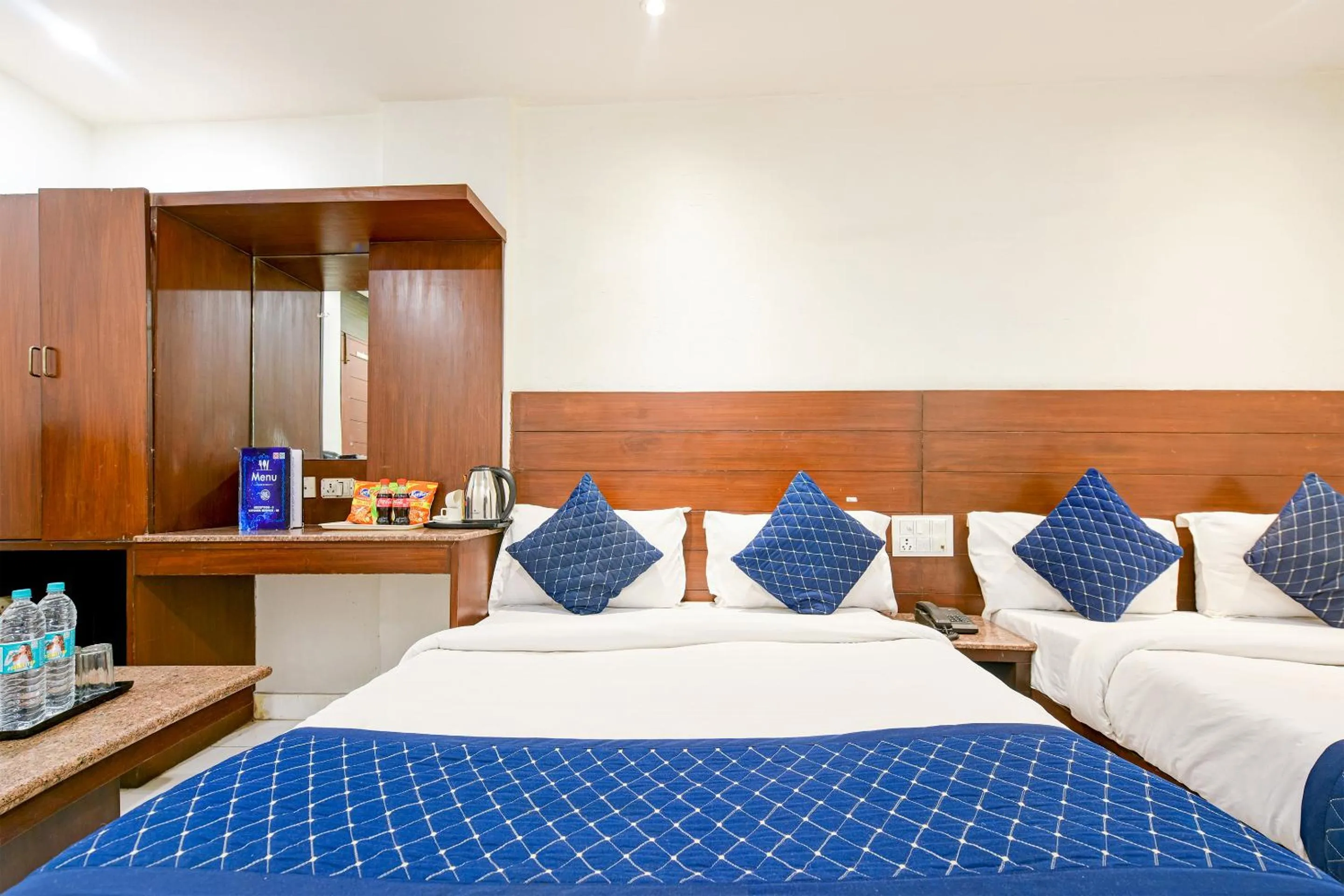 Bedroom, Bed in The Raj at New Delhi Railway Station