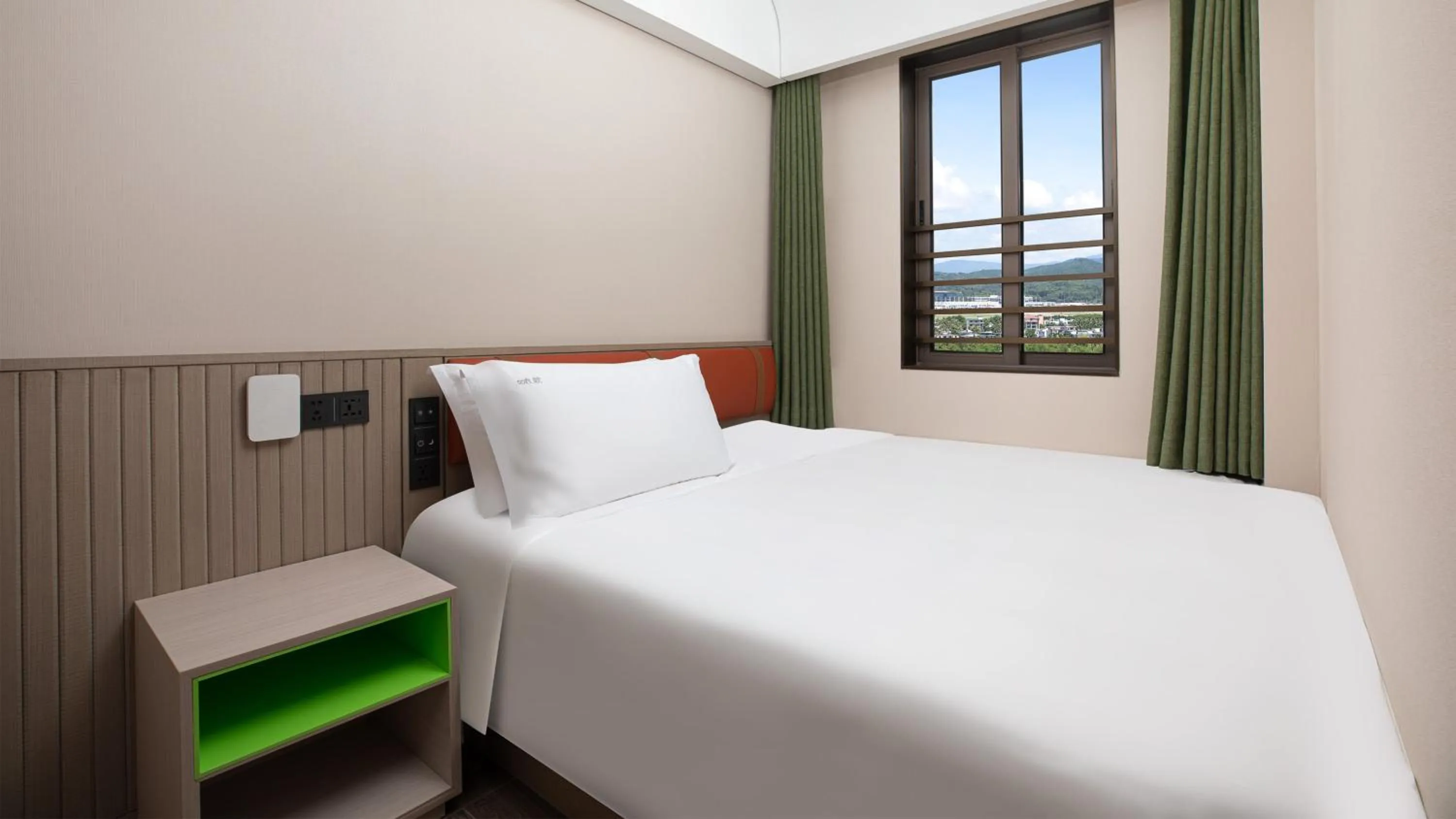 Photo of the whole room, Bed in Holiday Inn Resort Sanya Bay by IHG