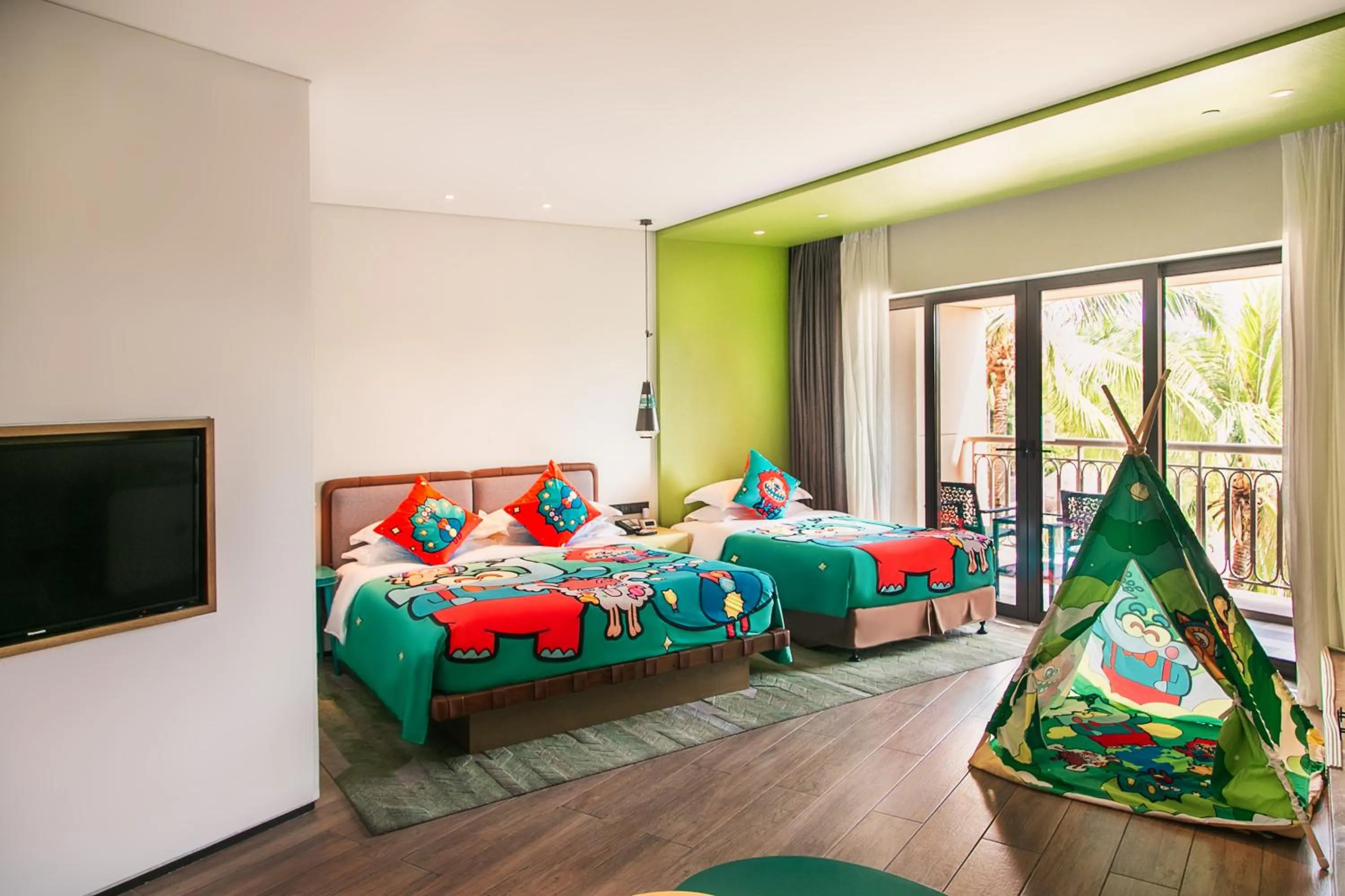 Photo of the whole room, Bed in Holiday Inn Resort Sanya Bay by IHG