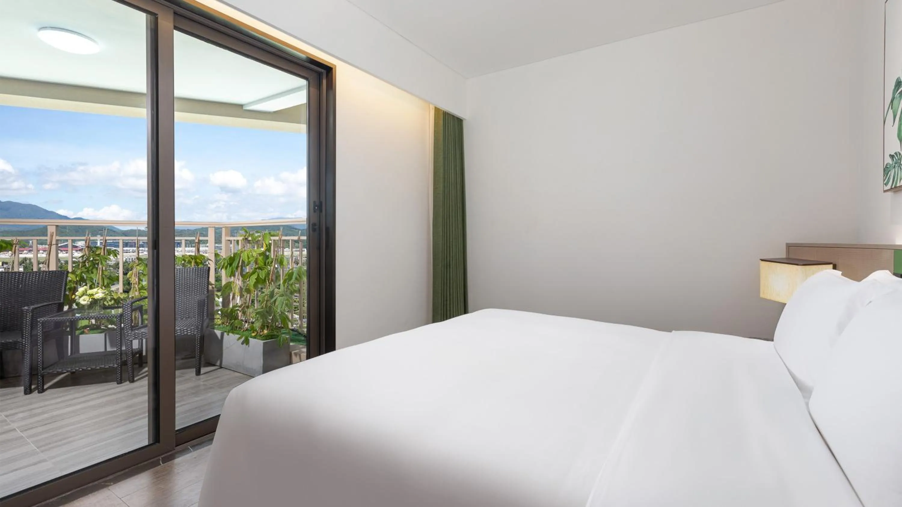 Photo of the whole room, Bed in Holiday Inn Resort Sanya Bay by IHG