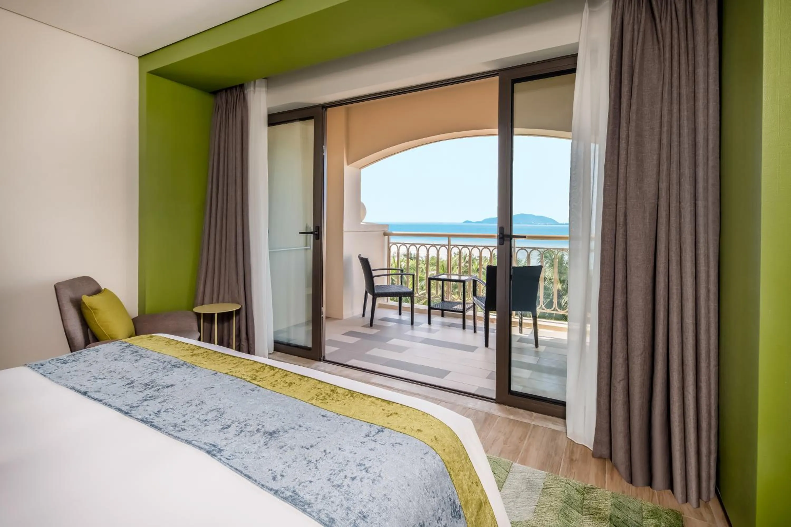Sea view, Bed in Holiday Inn Resort Sanya Bay by IHG