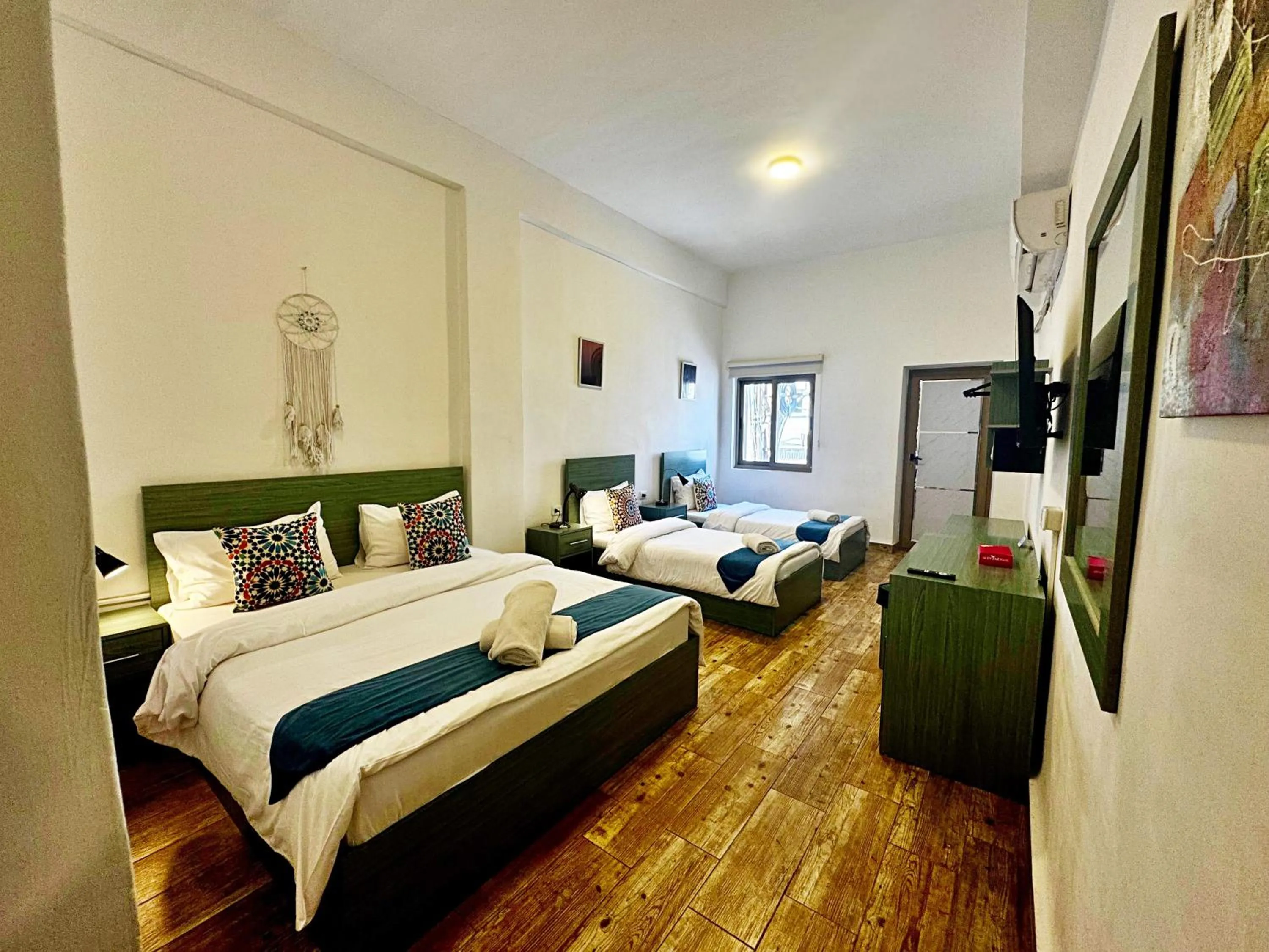 Photo of the whole room, Bed in The Sydney Hotel