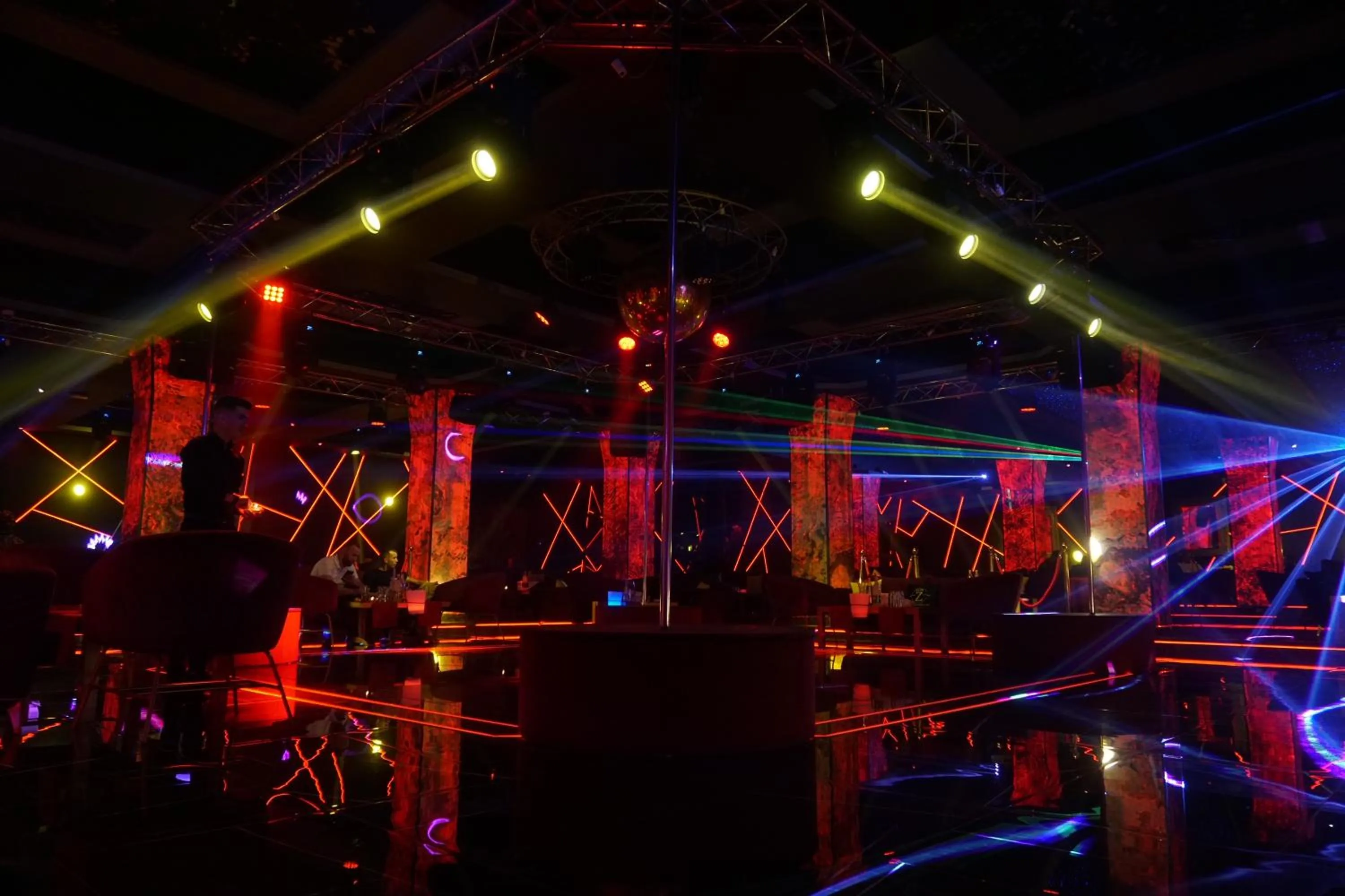 Nightclub / DJ in Zaki Hotel