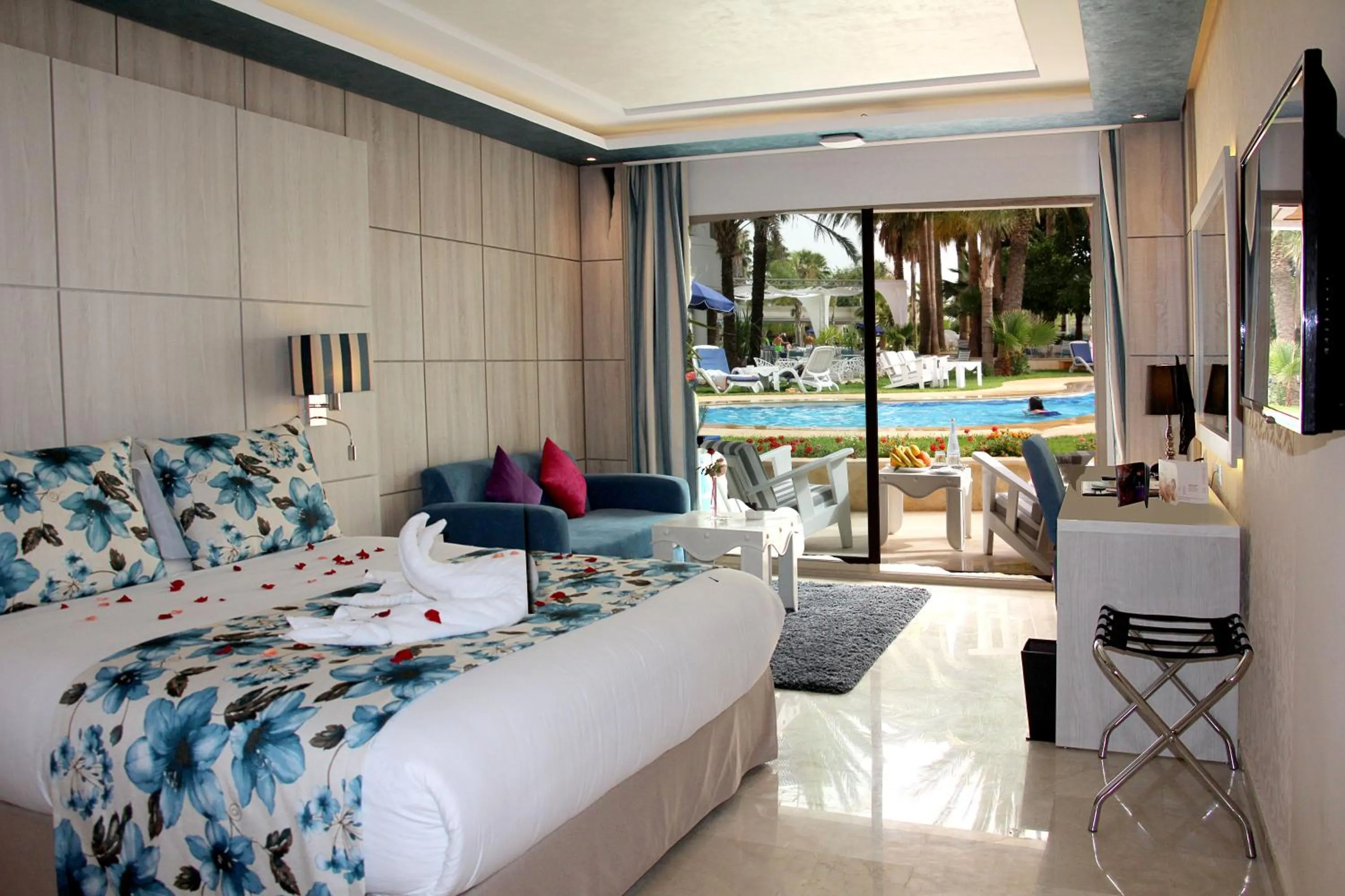 Balcony/Terrace, Bed in Zaki Hotel