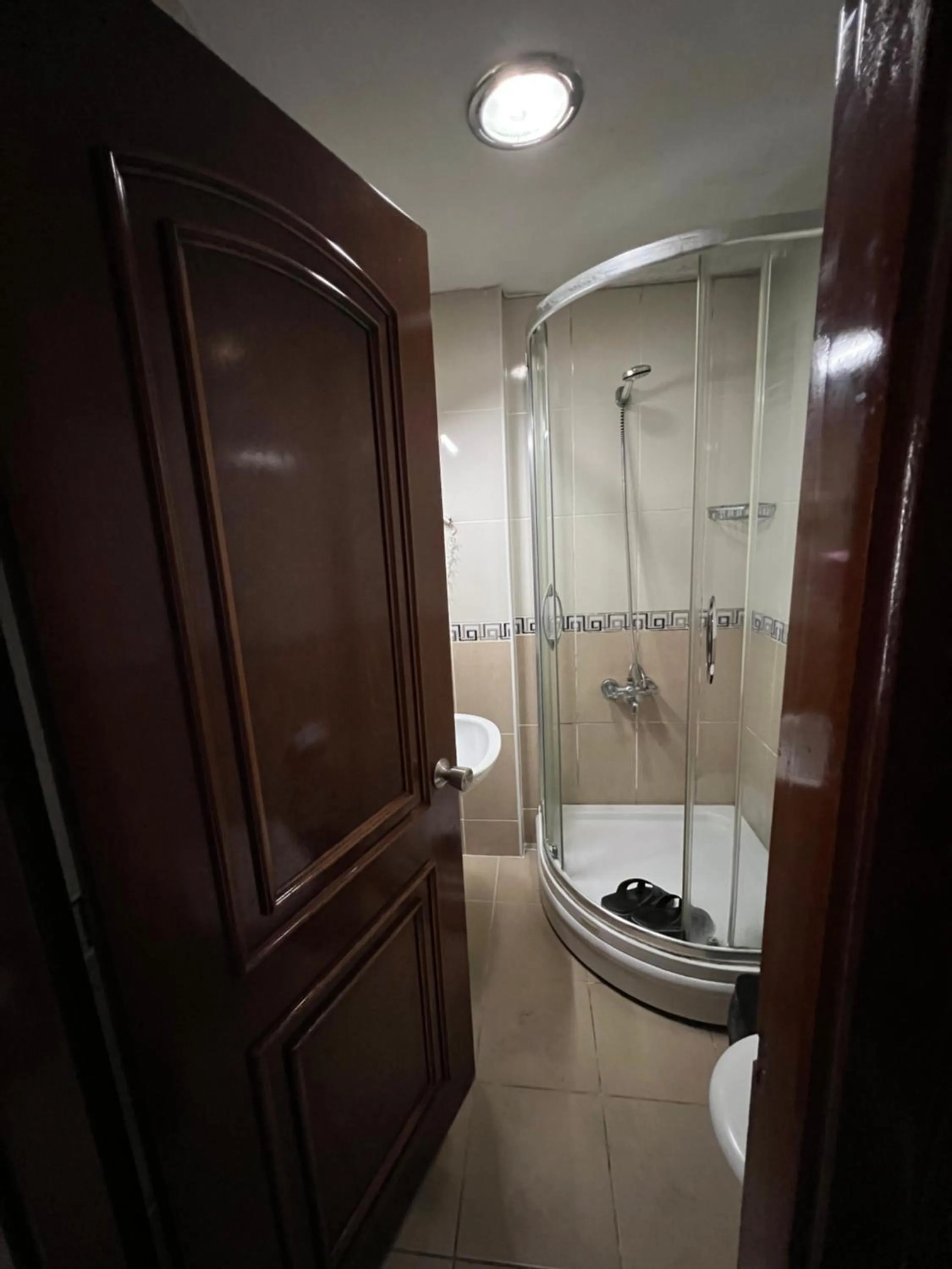 Shower in Hotel Red Rose