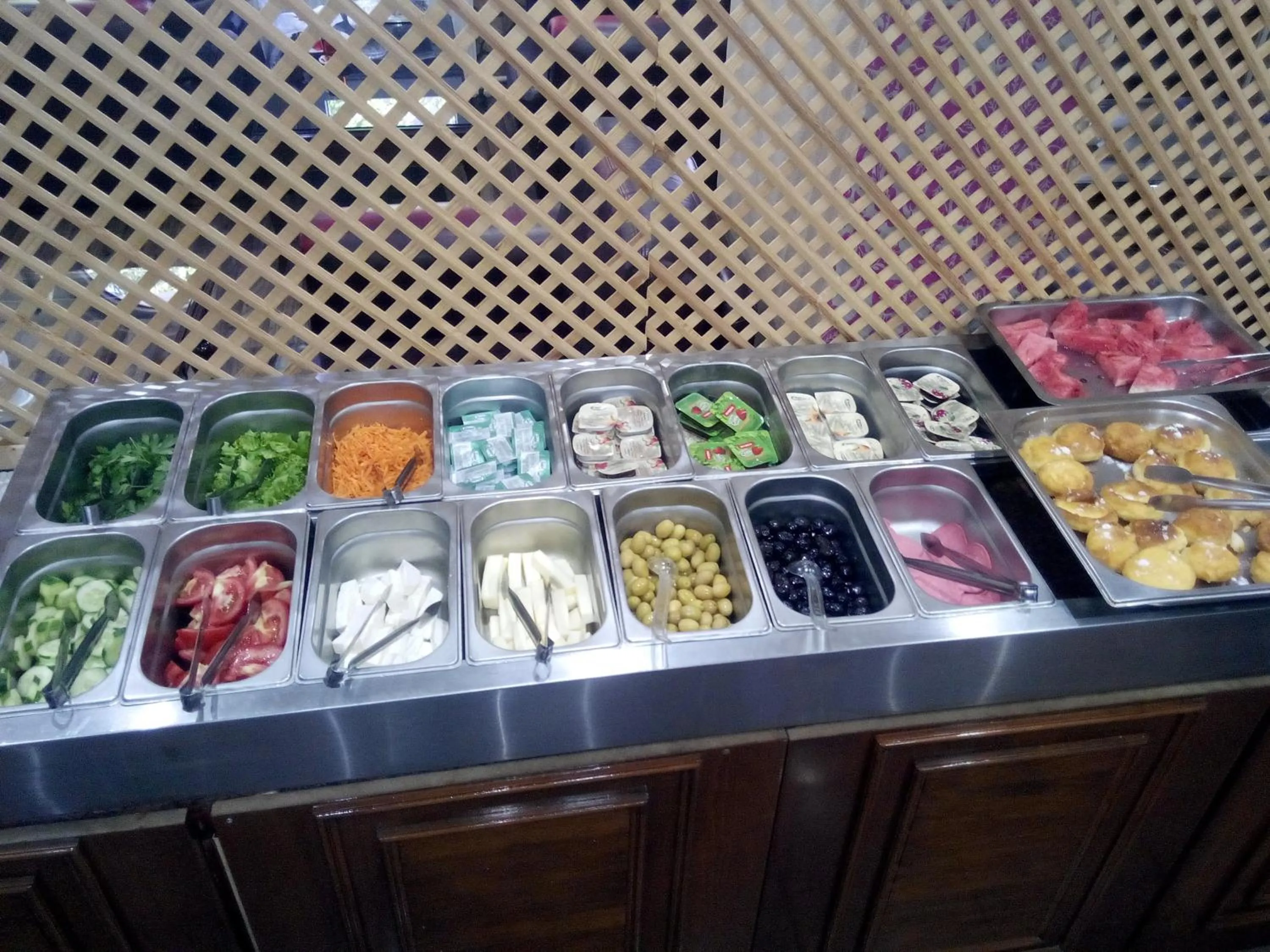 Restaurant/places to eat in Hotel Red Rose