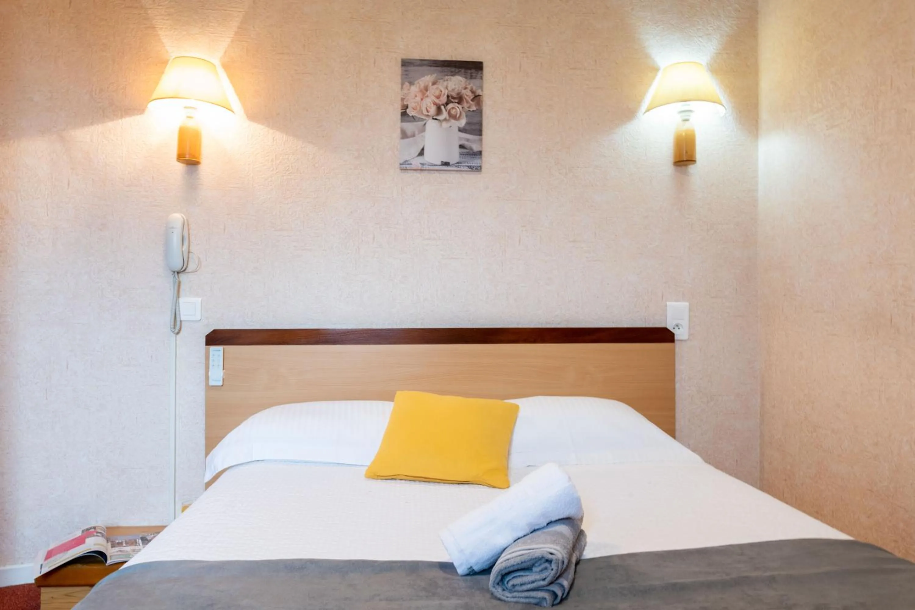 Bed in Logis Hôtel La crémaillère