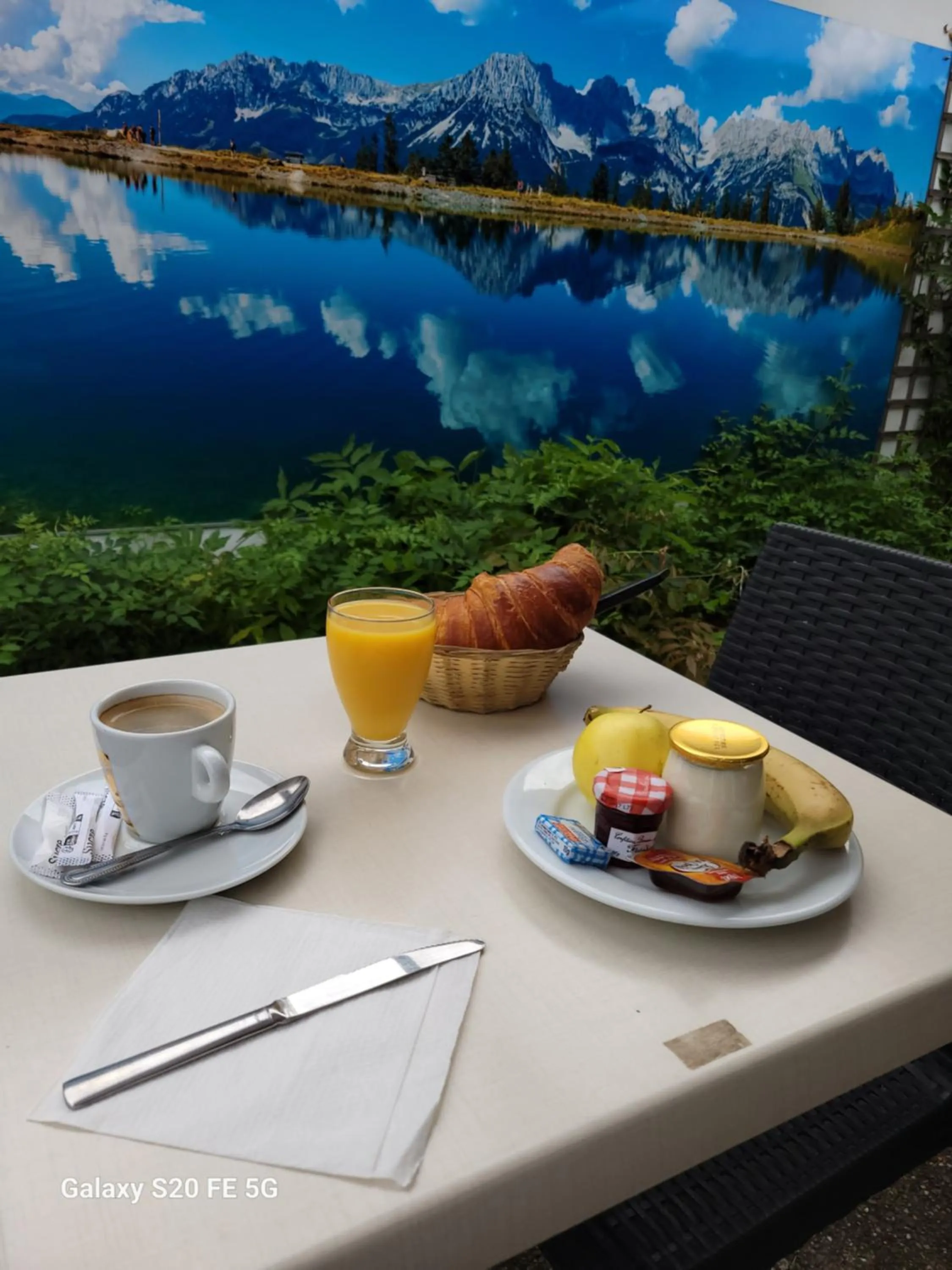 Continental breakfast in Logis Hôtel La crémaillère