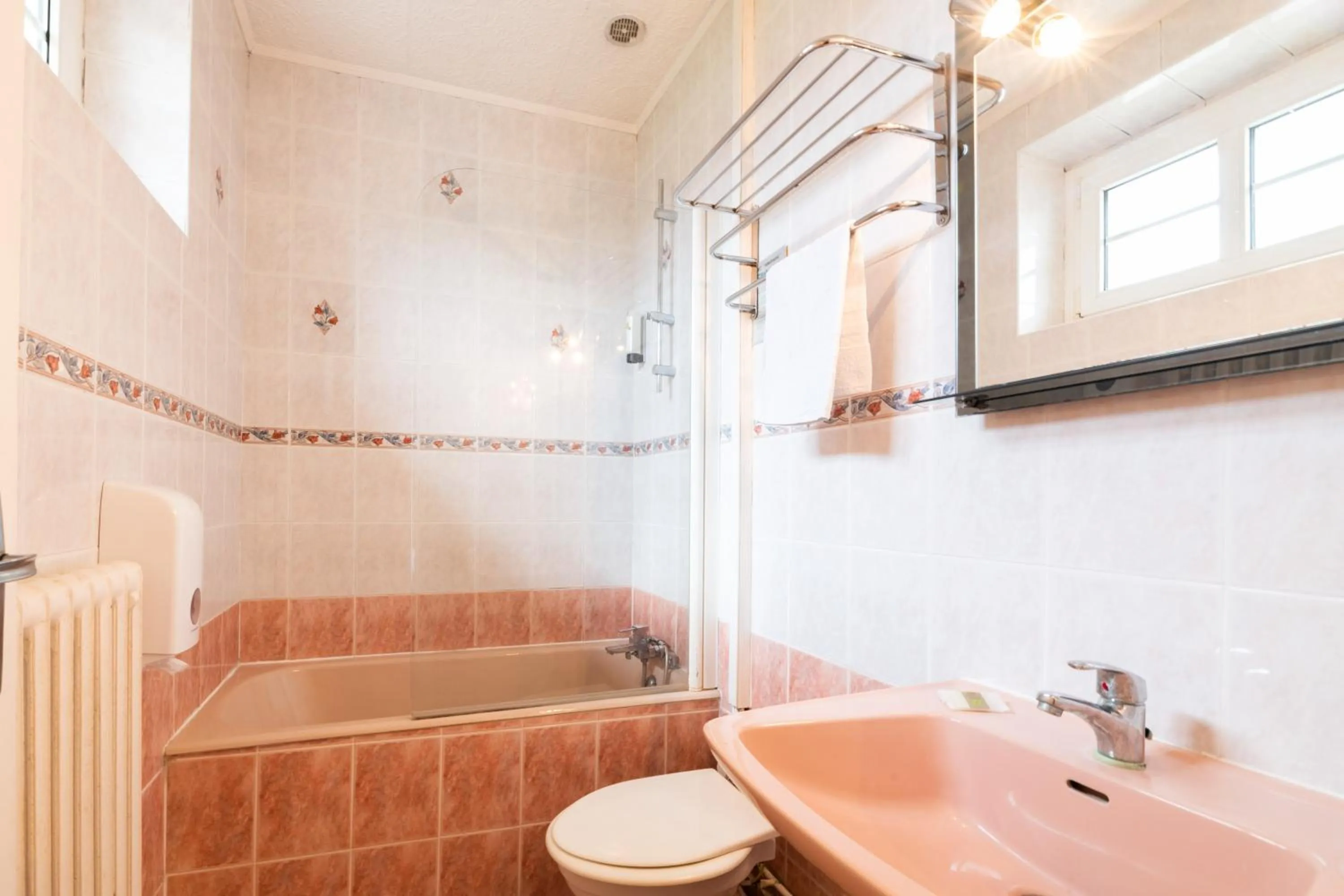 Shower in Logis Hôtel La crémaillère