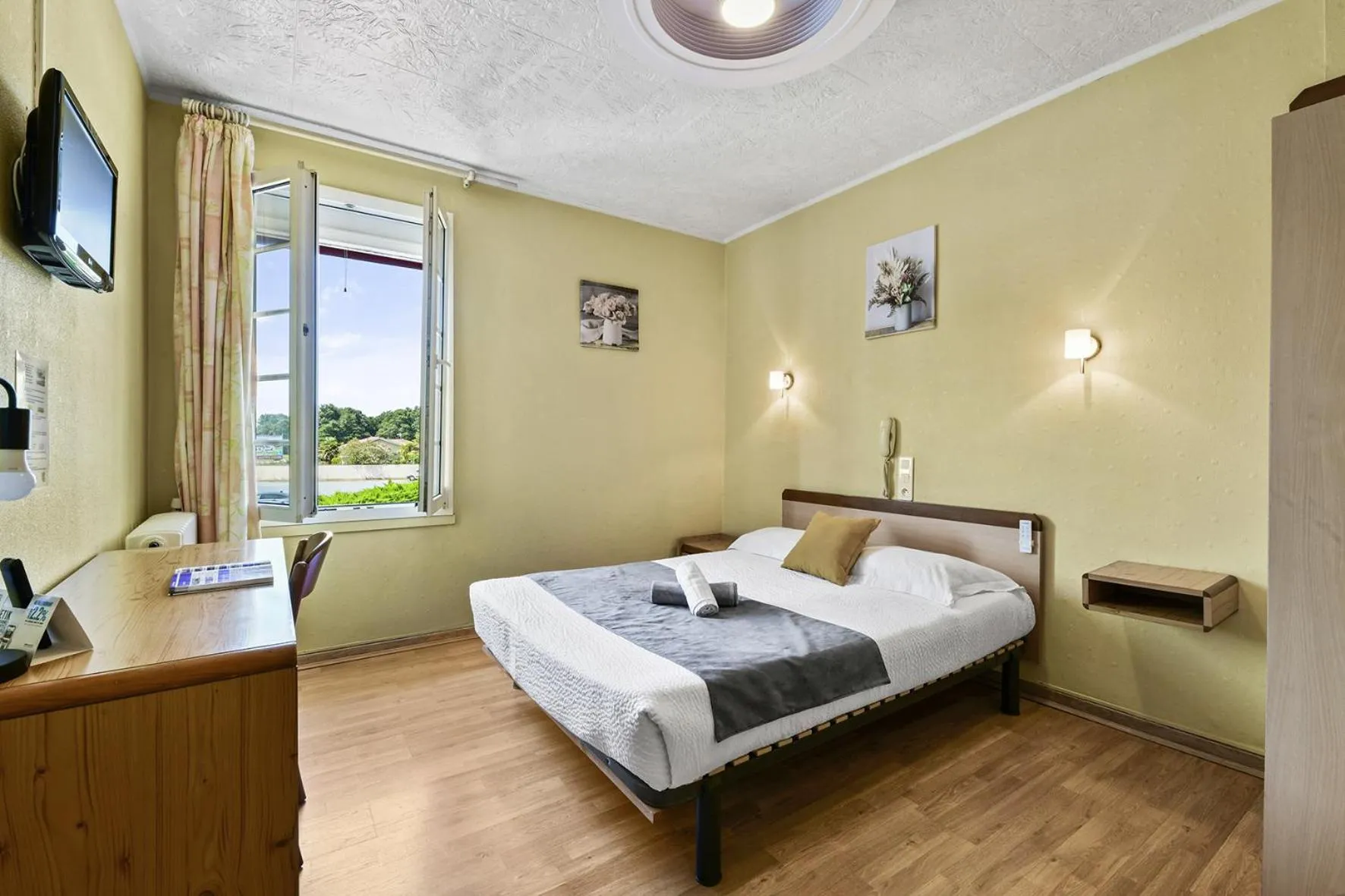 Bed in Logis Hôtel La crémaillère