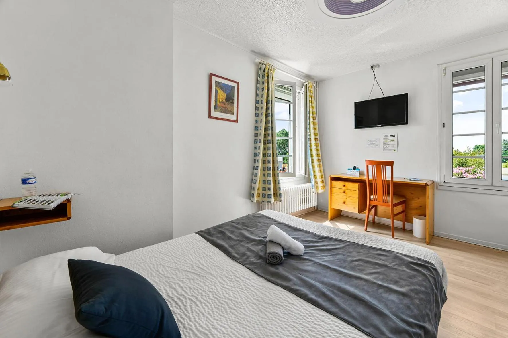 Bed in Logis Hôtel La crémaillère