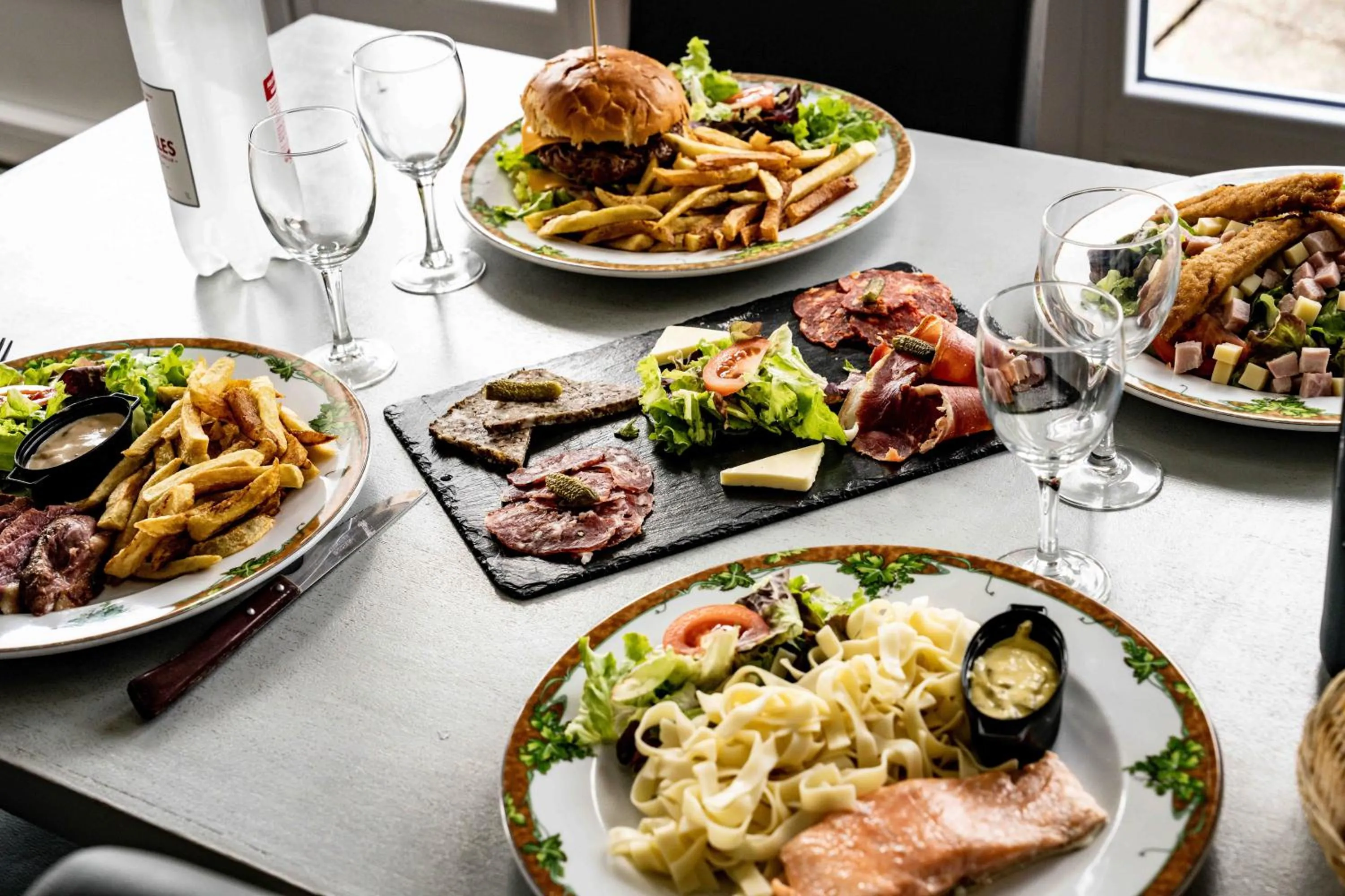 Restaurant/places to eat in Logis Hôtel La crémaillère