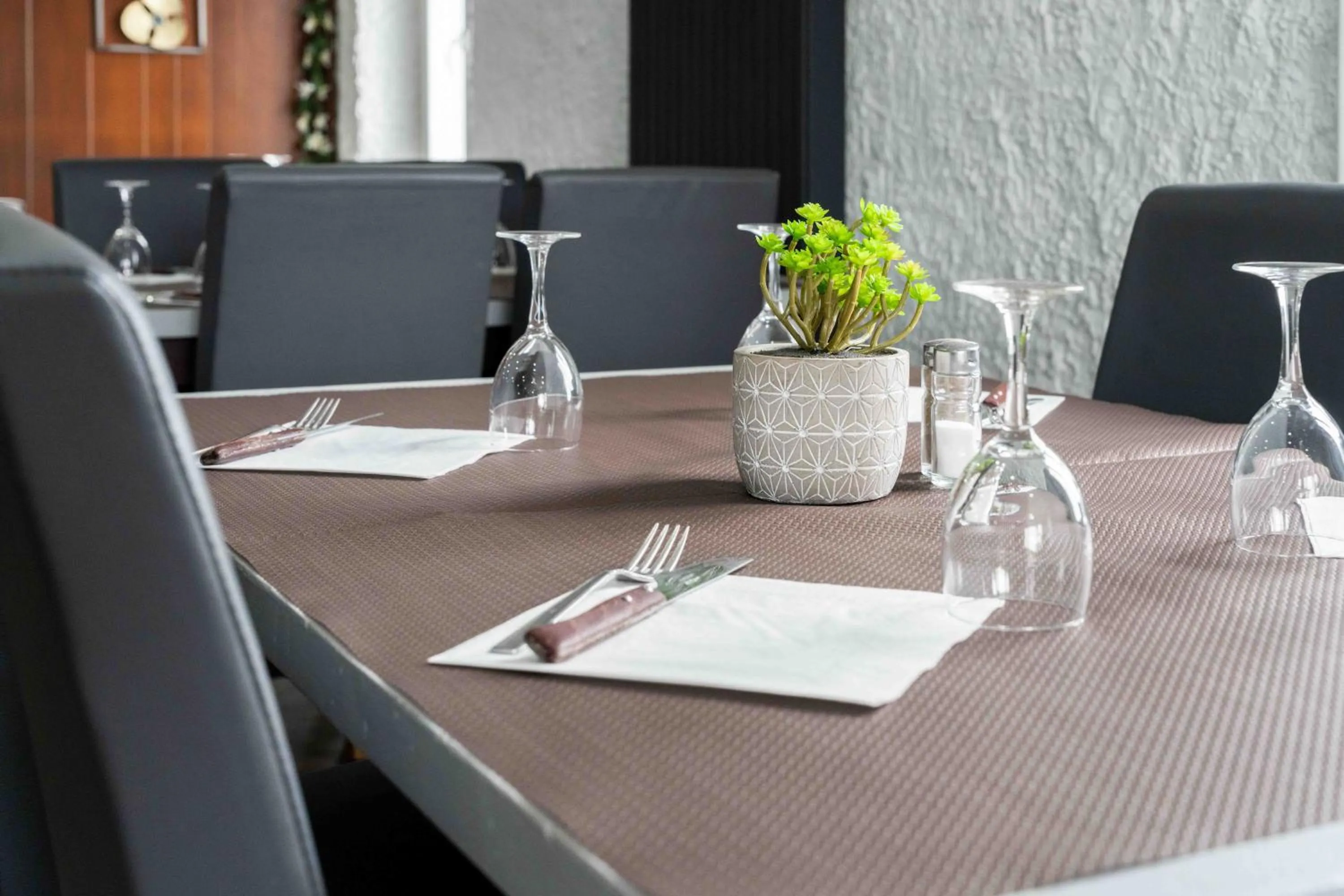 Restaurant/places to eat in Logis Hôtel La crémaillère