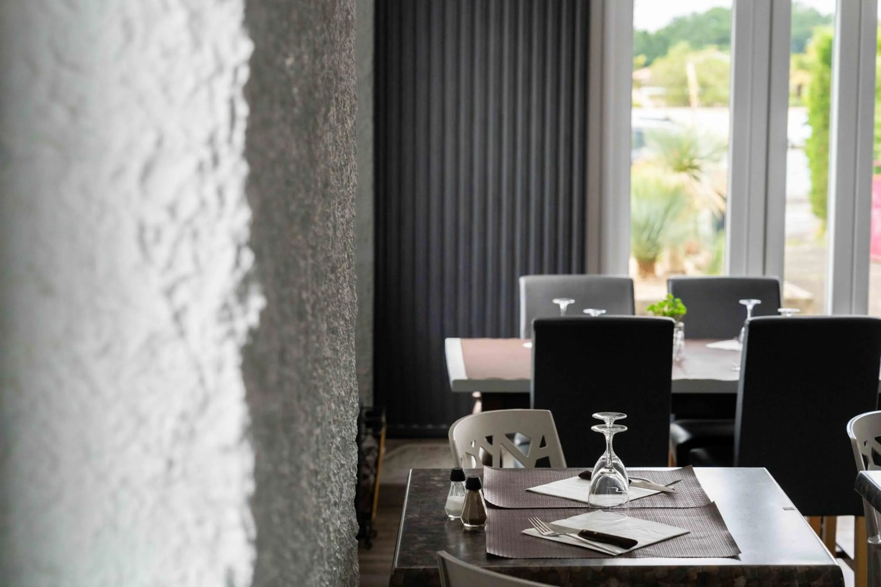 Dining area in Logis Hôtel La crémaillère