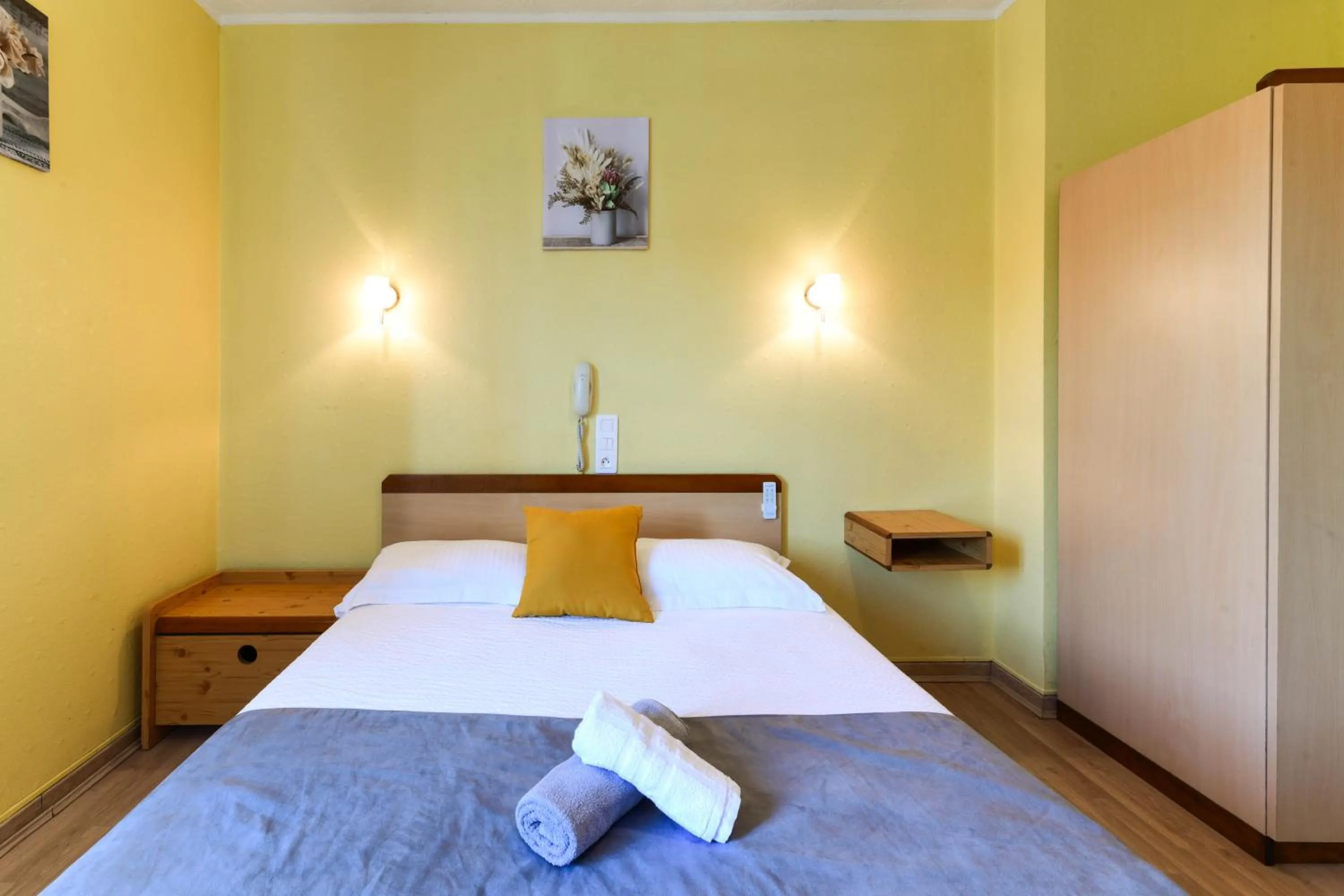 Bed in Logis Hôtel La crémaillère