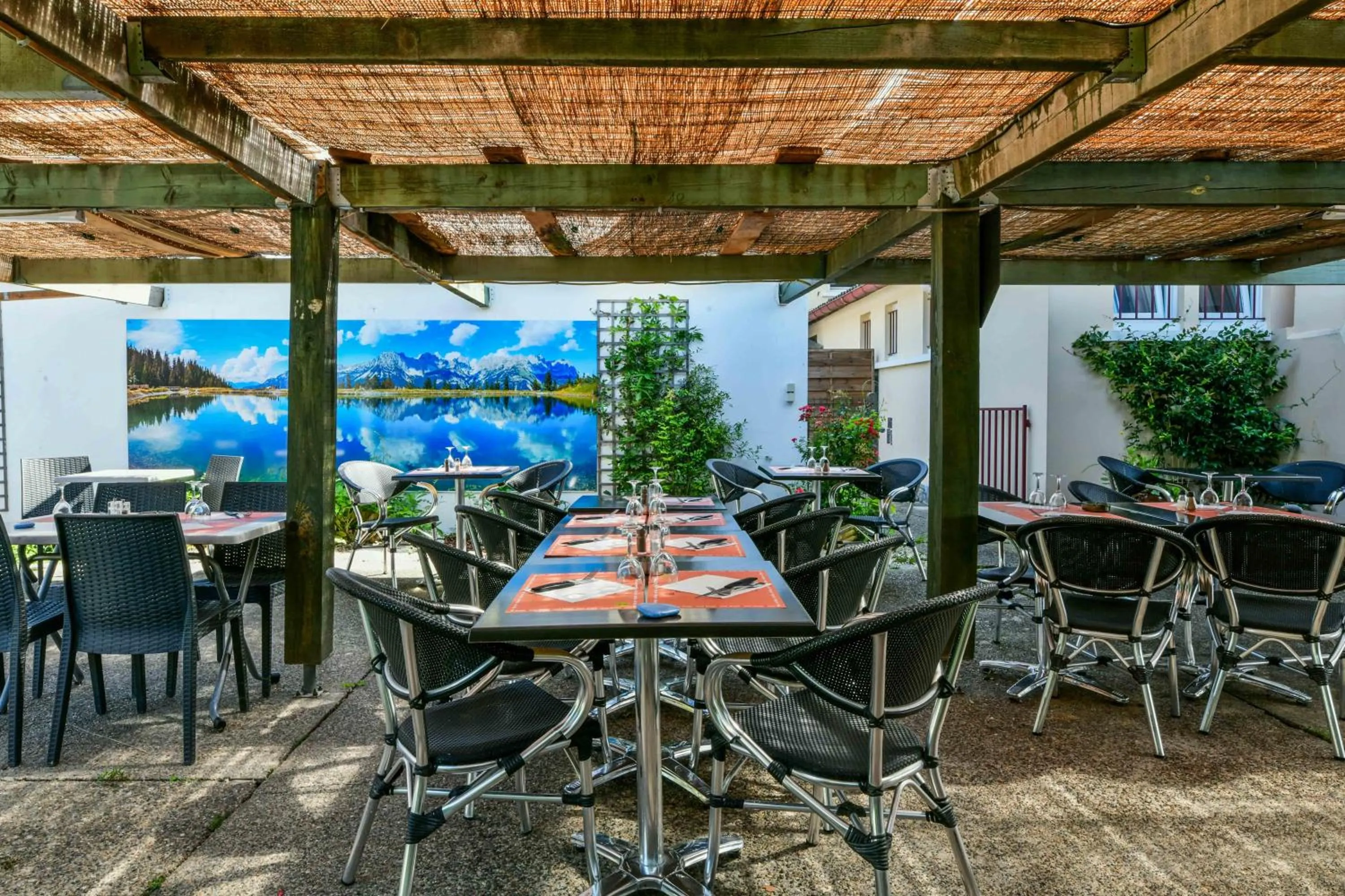 Patio in Logis Hôtel La crémaillère