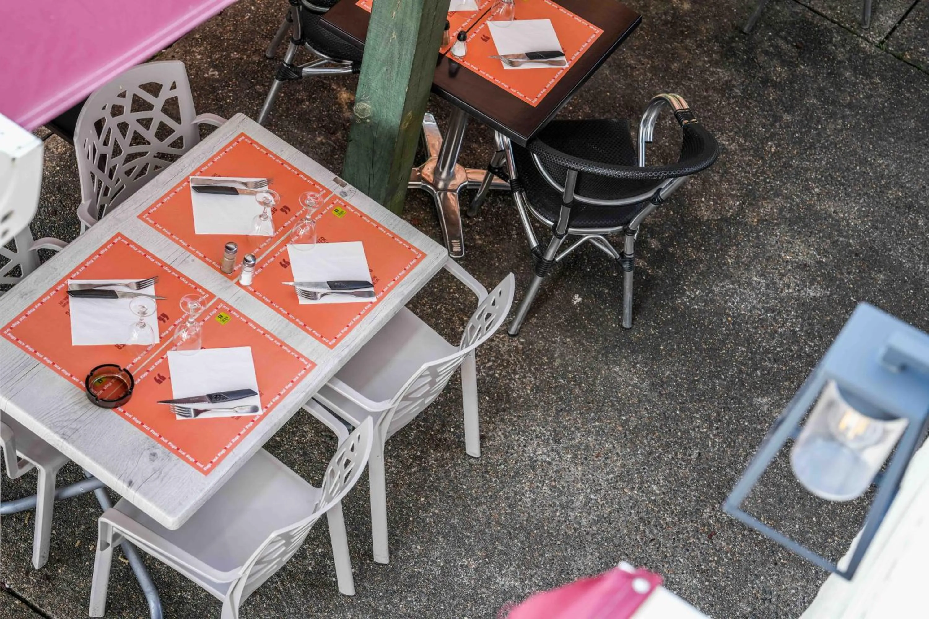 Patio in Logis Hôtel La crémaillère