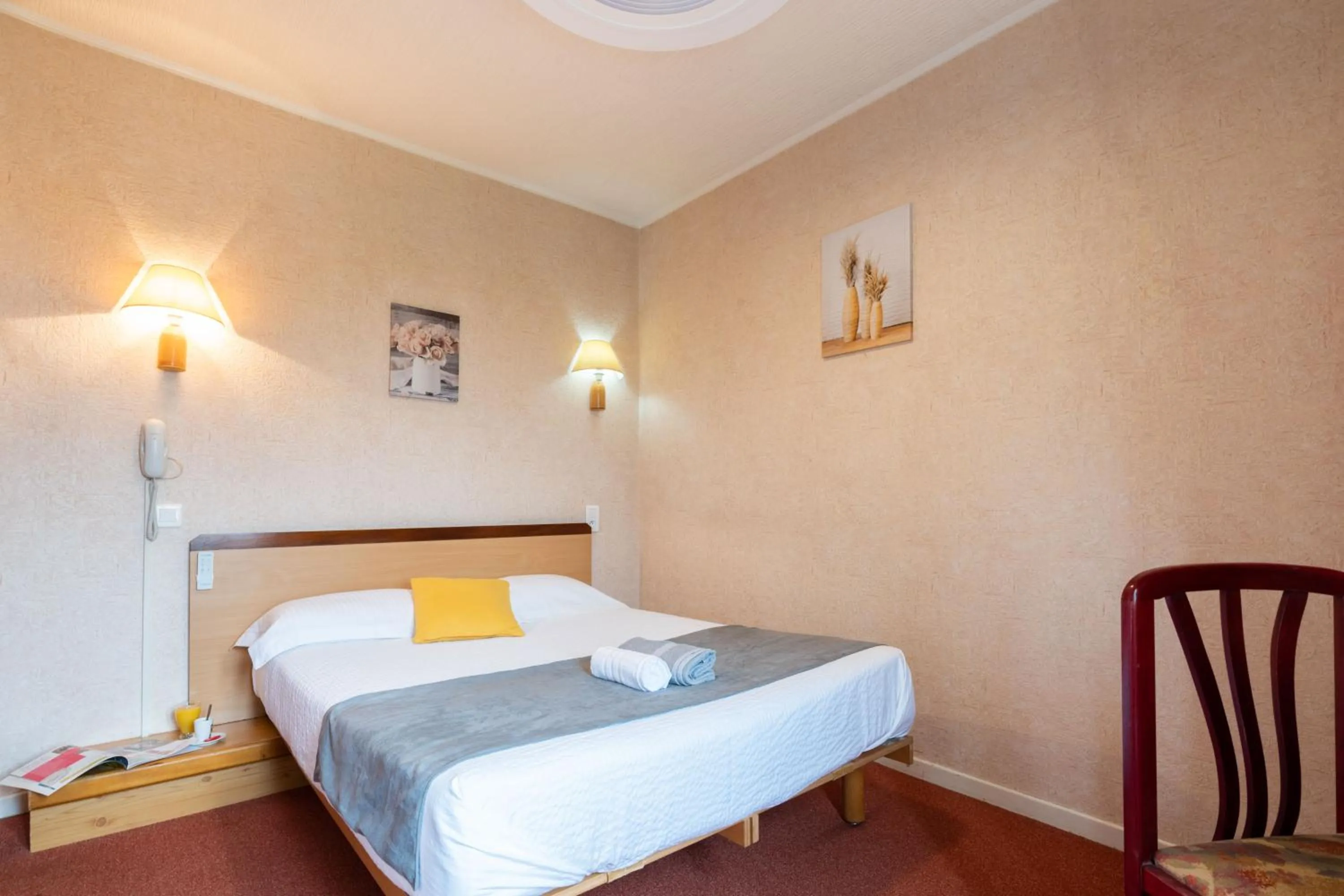 Bed in Logis Hôtel La crémaillère