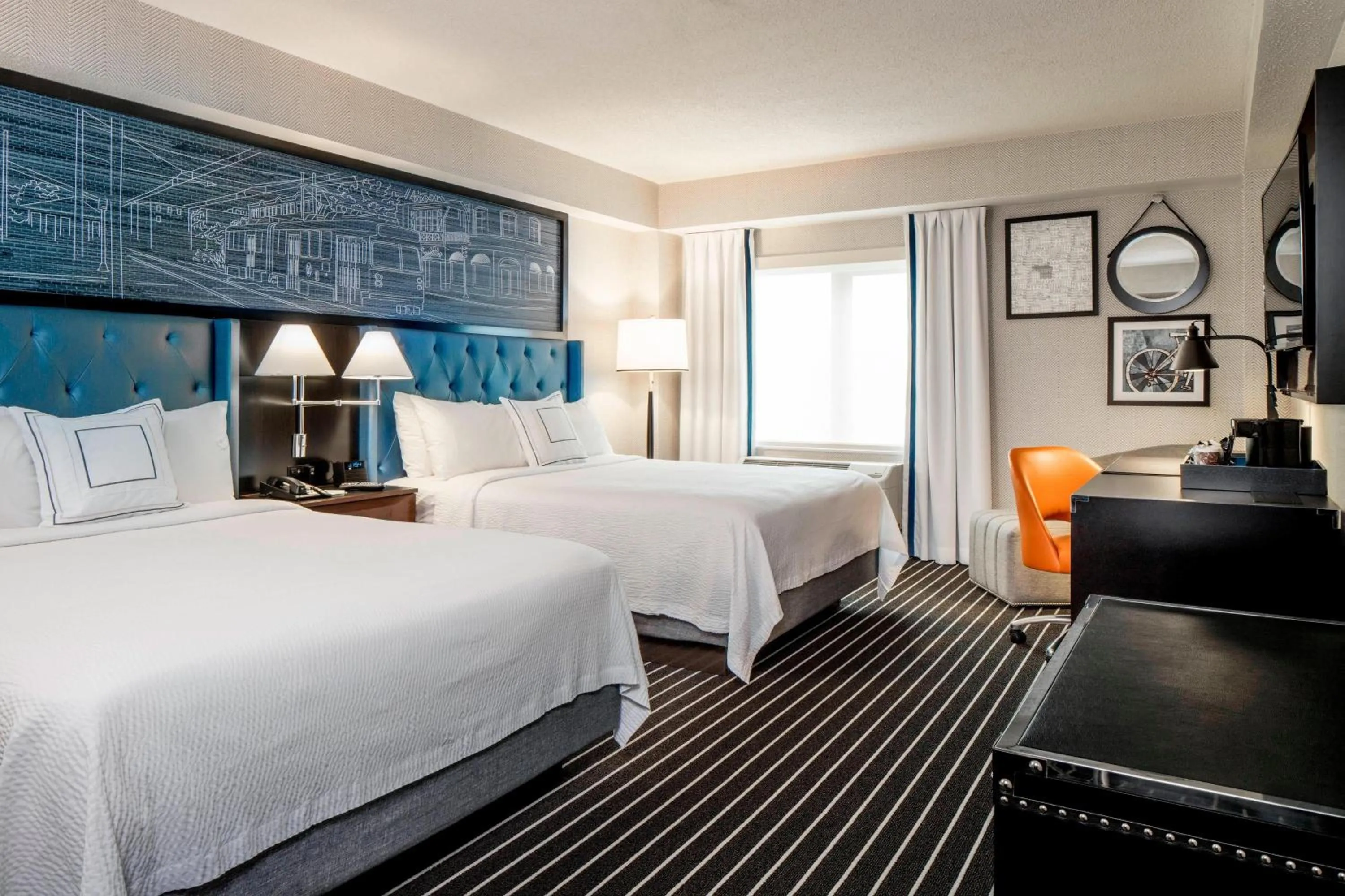 Photo of the whole room, Bed in Courtyard by Marriott Boston Brookline