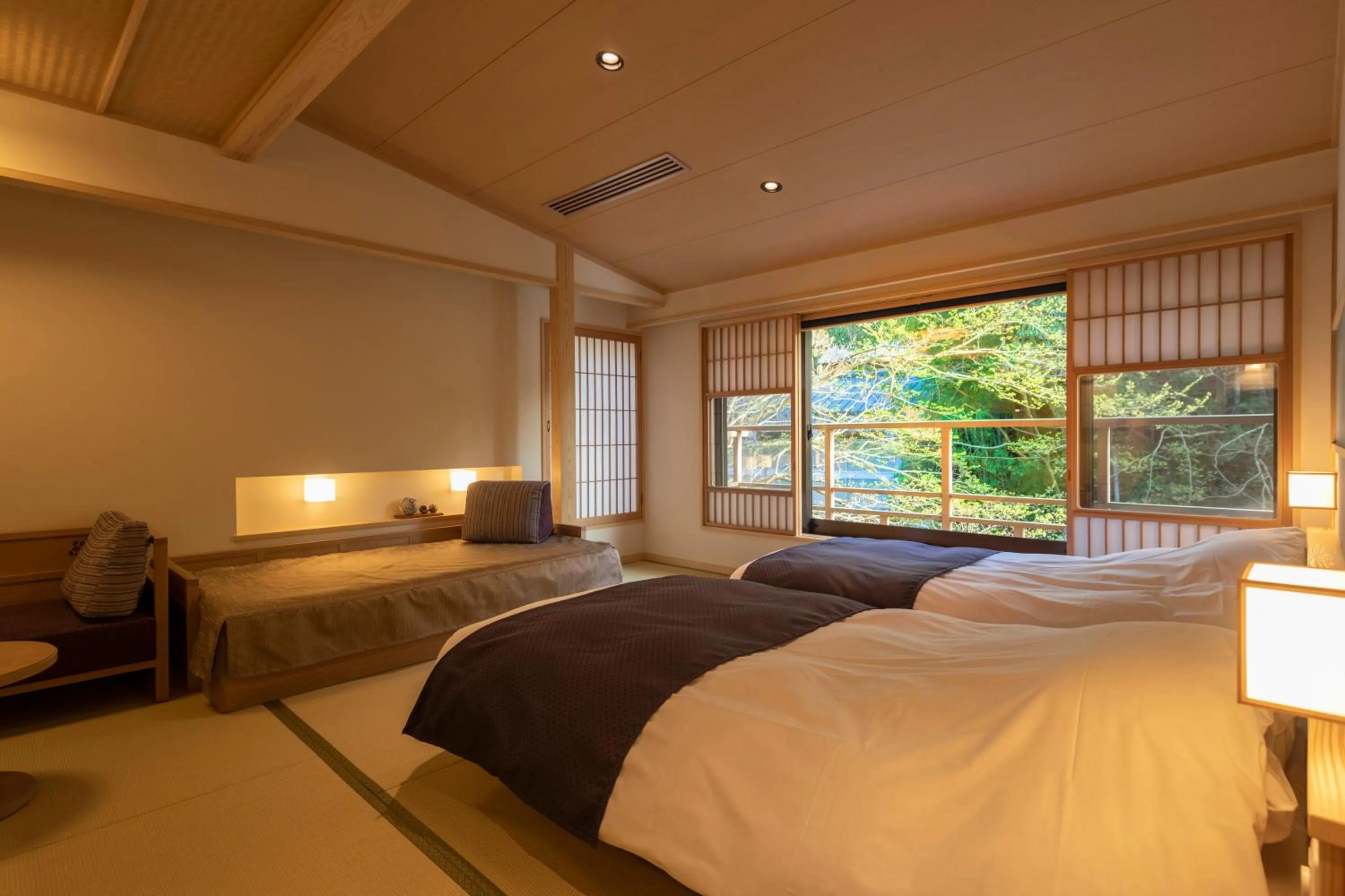 Photo of the whole room, Bed in Yukairo Kikuya