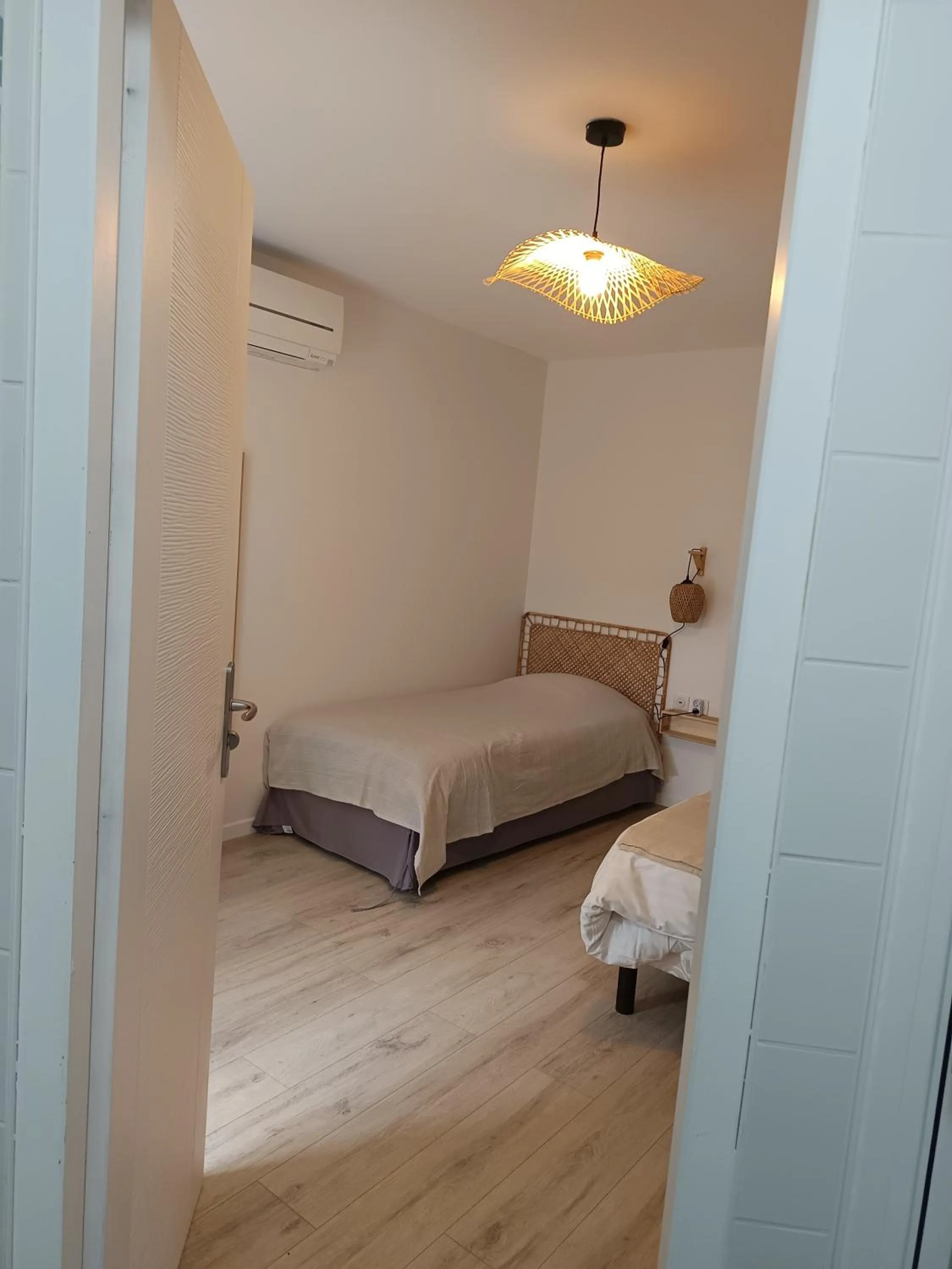 Bed in Villa'vi Lyon Est Chambres d'Hôtes