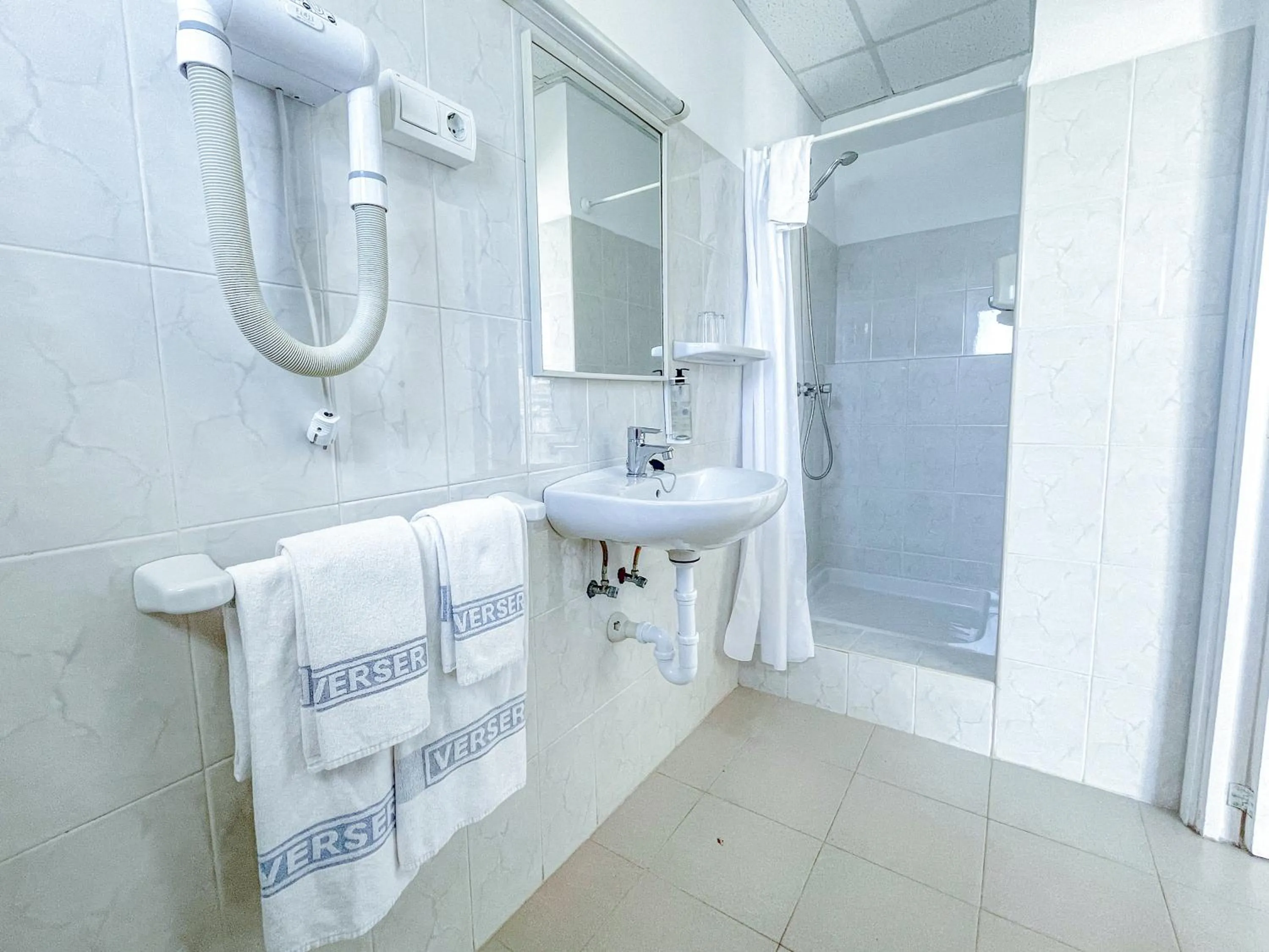 Shower in Hotel Figueretes