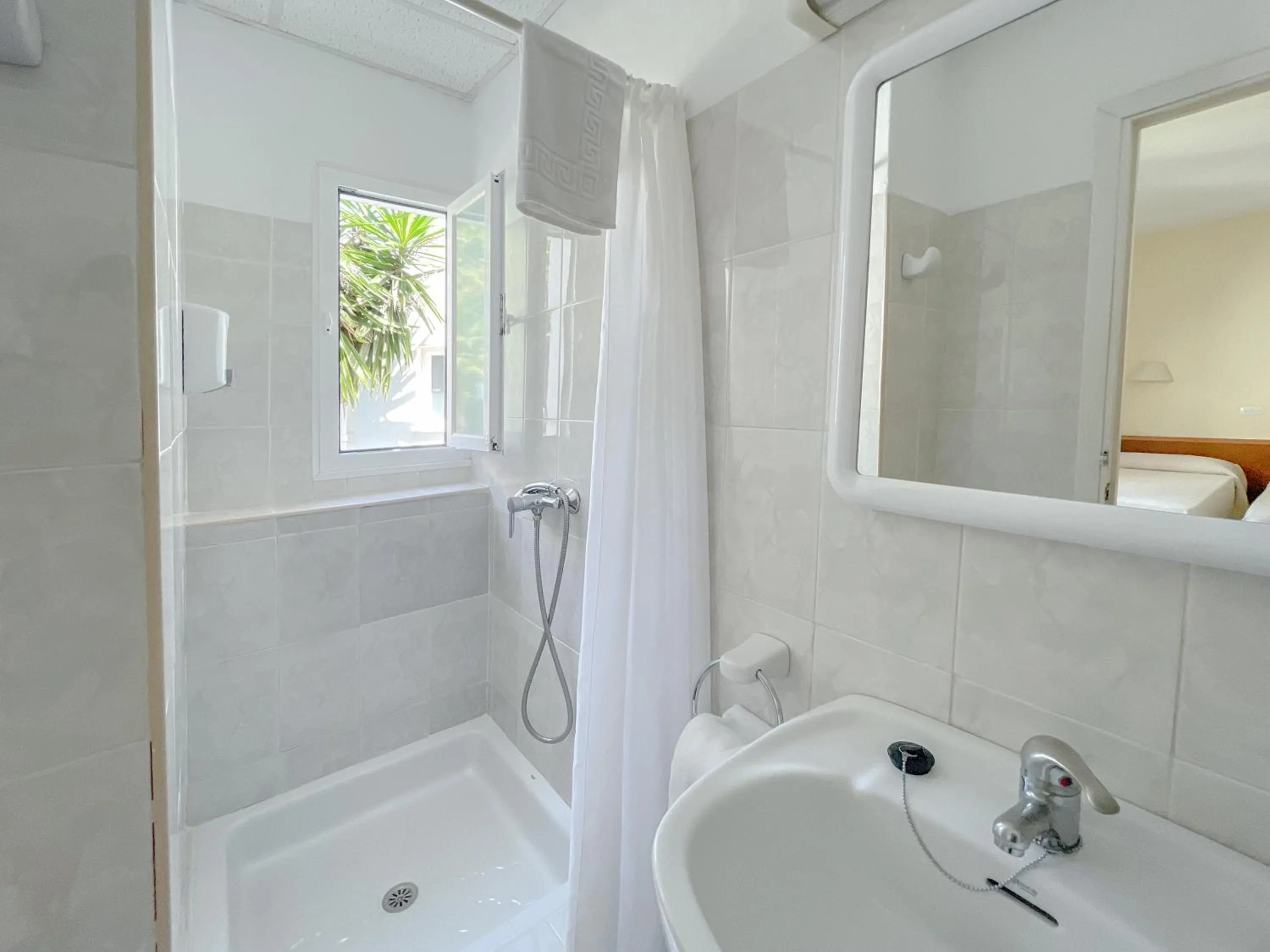 Shower in Hotel Figueretes