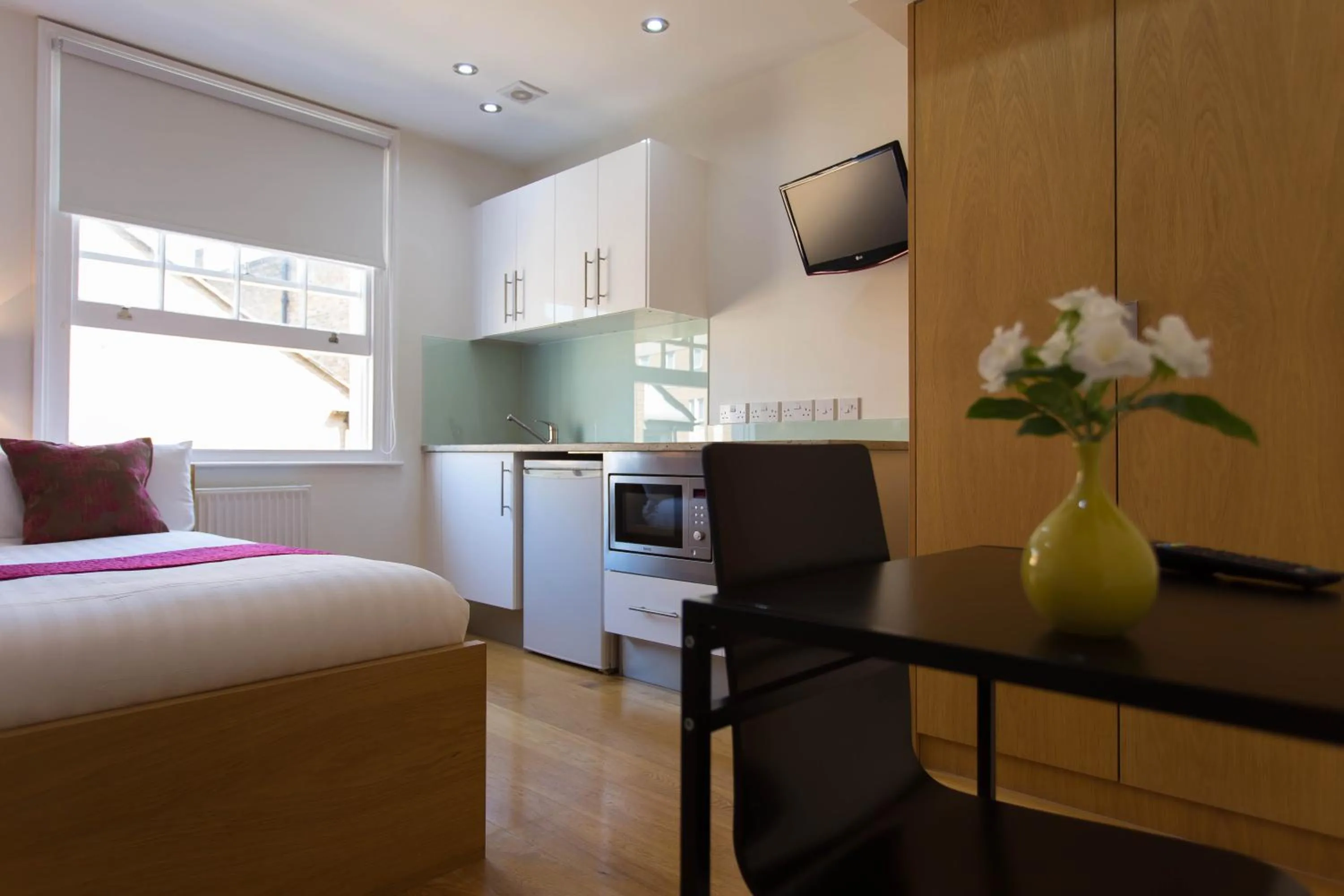 Kitchen or kitchenette, Bed in Paddington Green Serviced Apartments by Concept Apartments