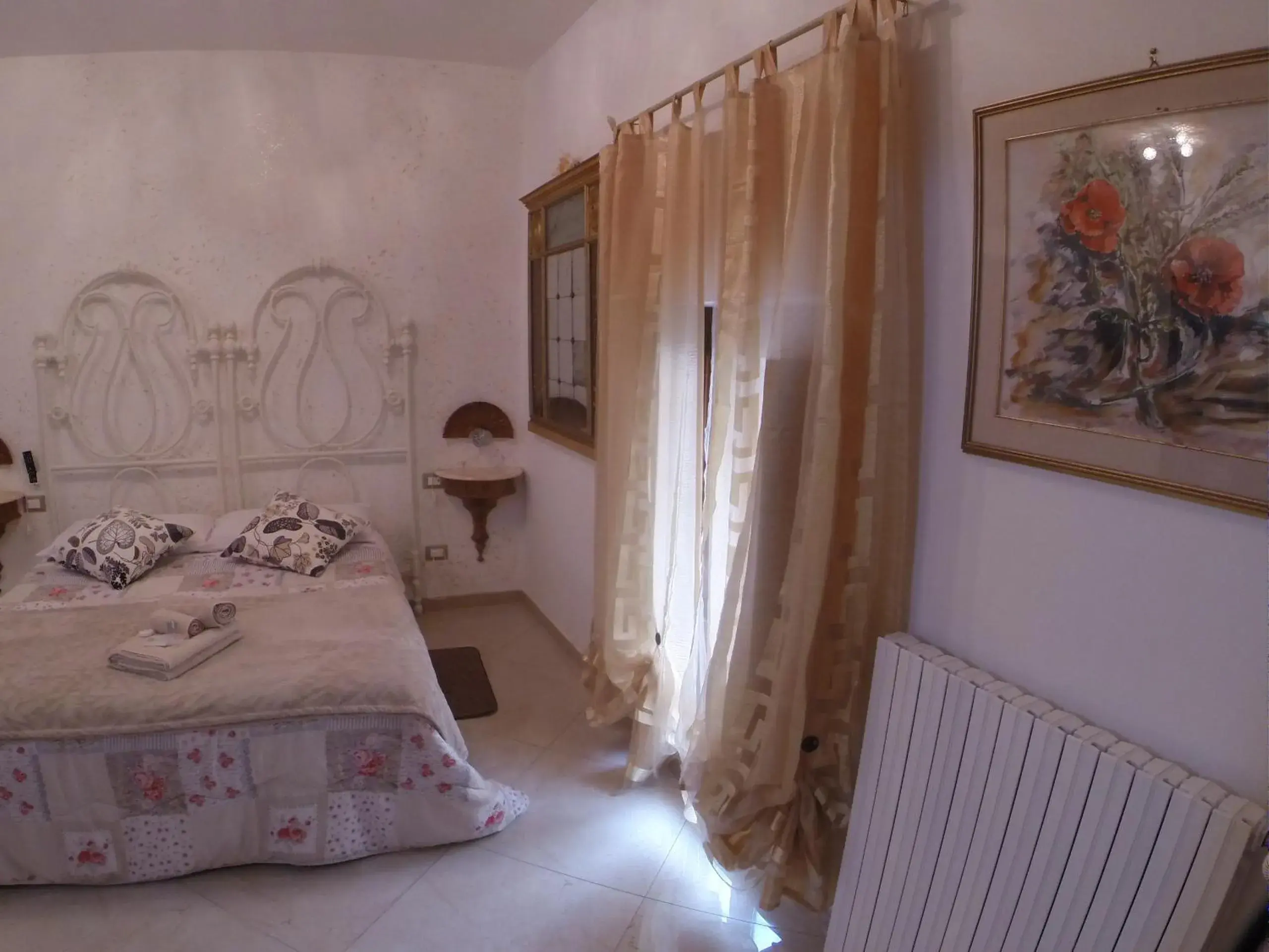 King Room with Roll-In Shower - single occupancy - Disability Access in Alle vecchie mura King Room with Roll-In Shower - single occupancy - Disability Access in Alle vecchie mura