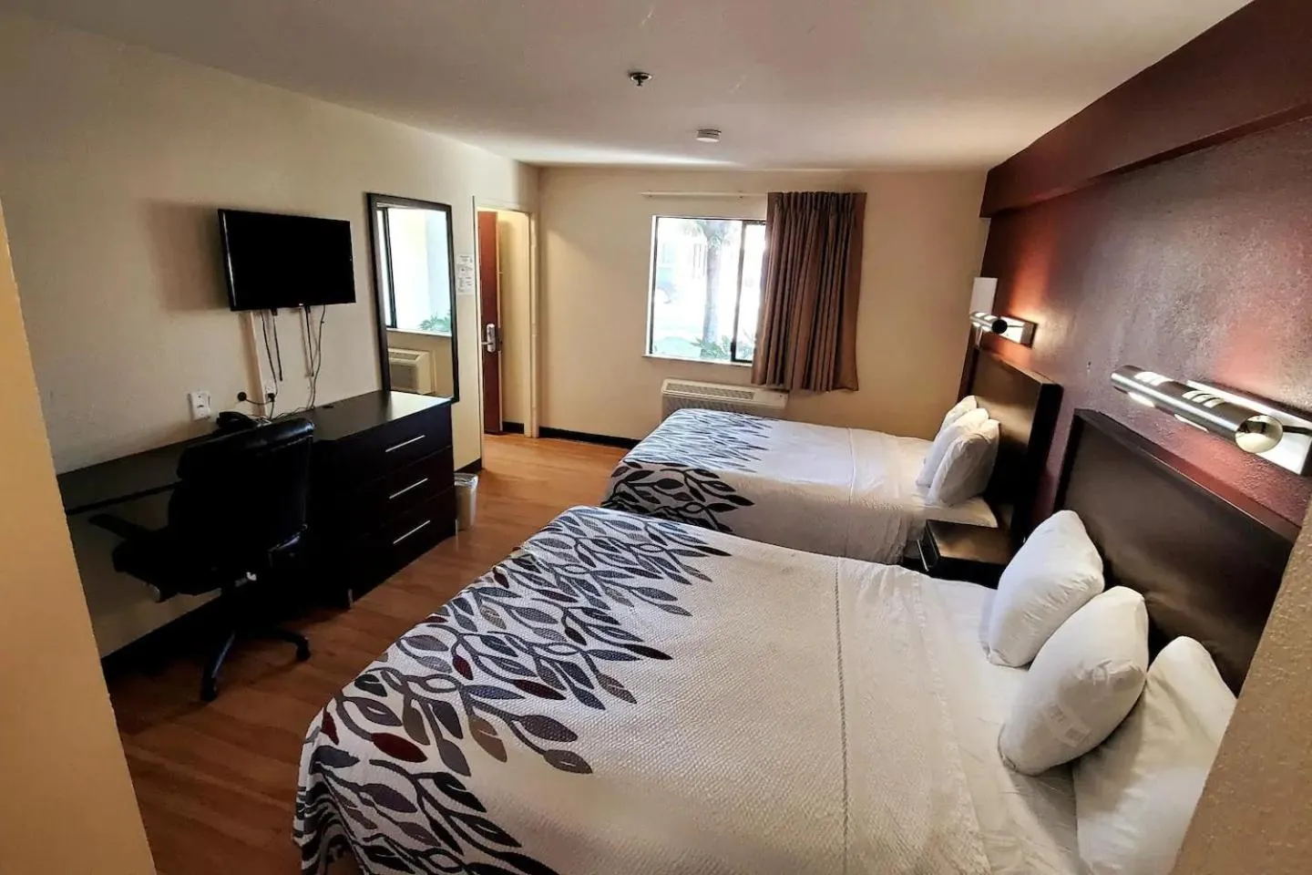 TV and multimedia, Bed in California Inn and Suites, Rancho Cordova