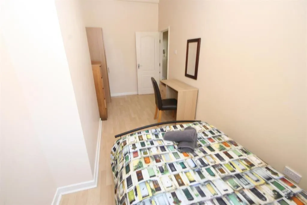 Bed in MARLEY MANSIONs APARTMENTS - KING ST REF : 10/3