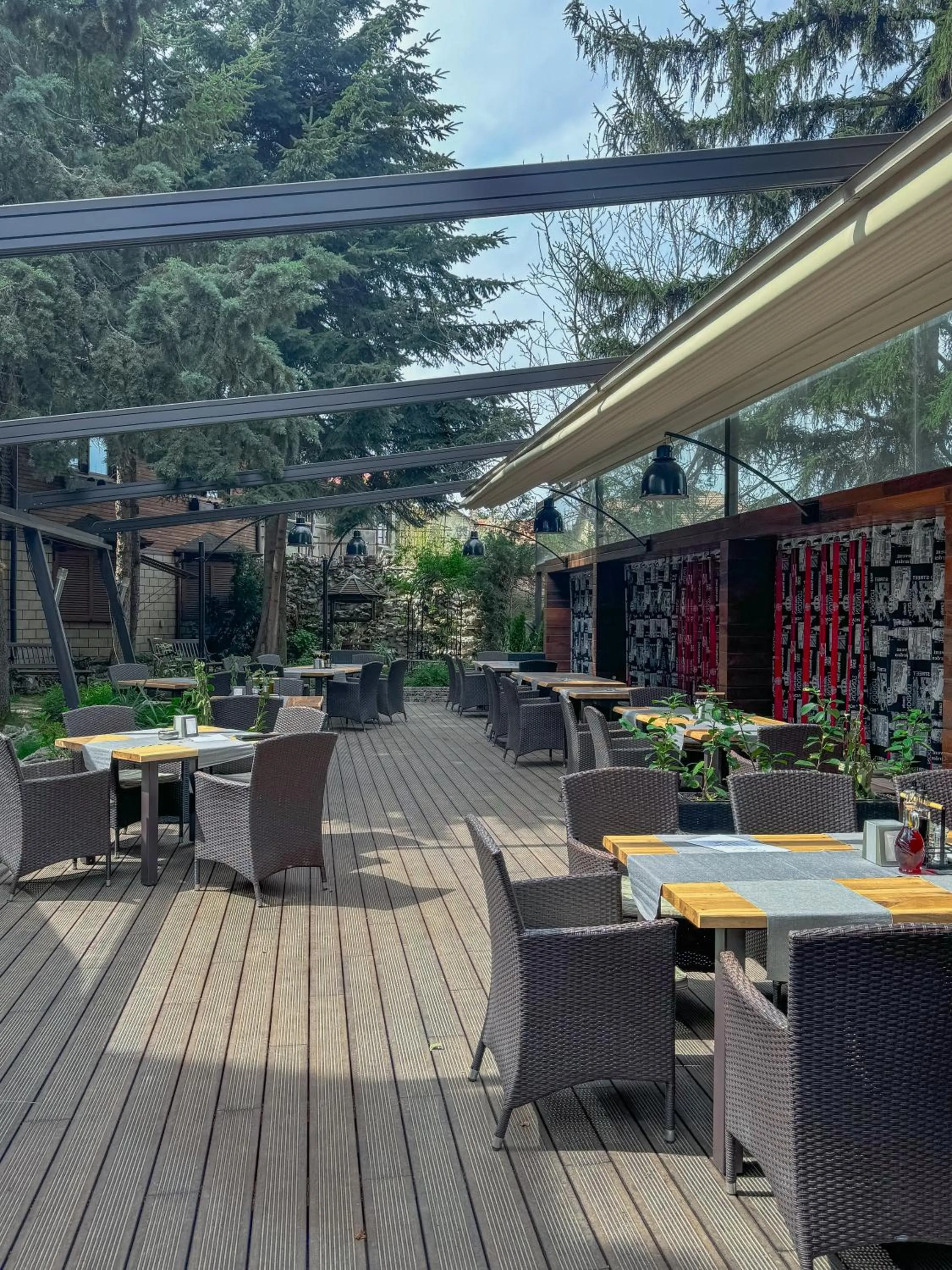 Restaurant/places to eat in Family Hotel EDI