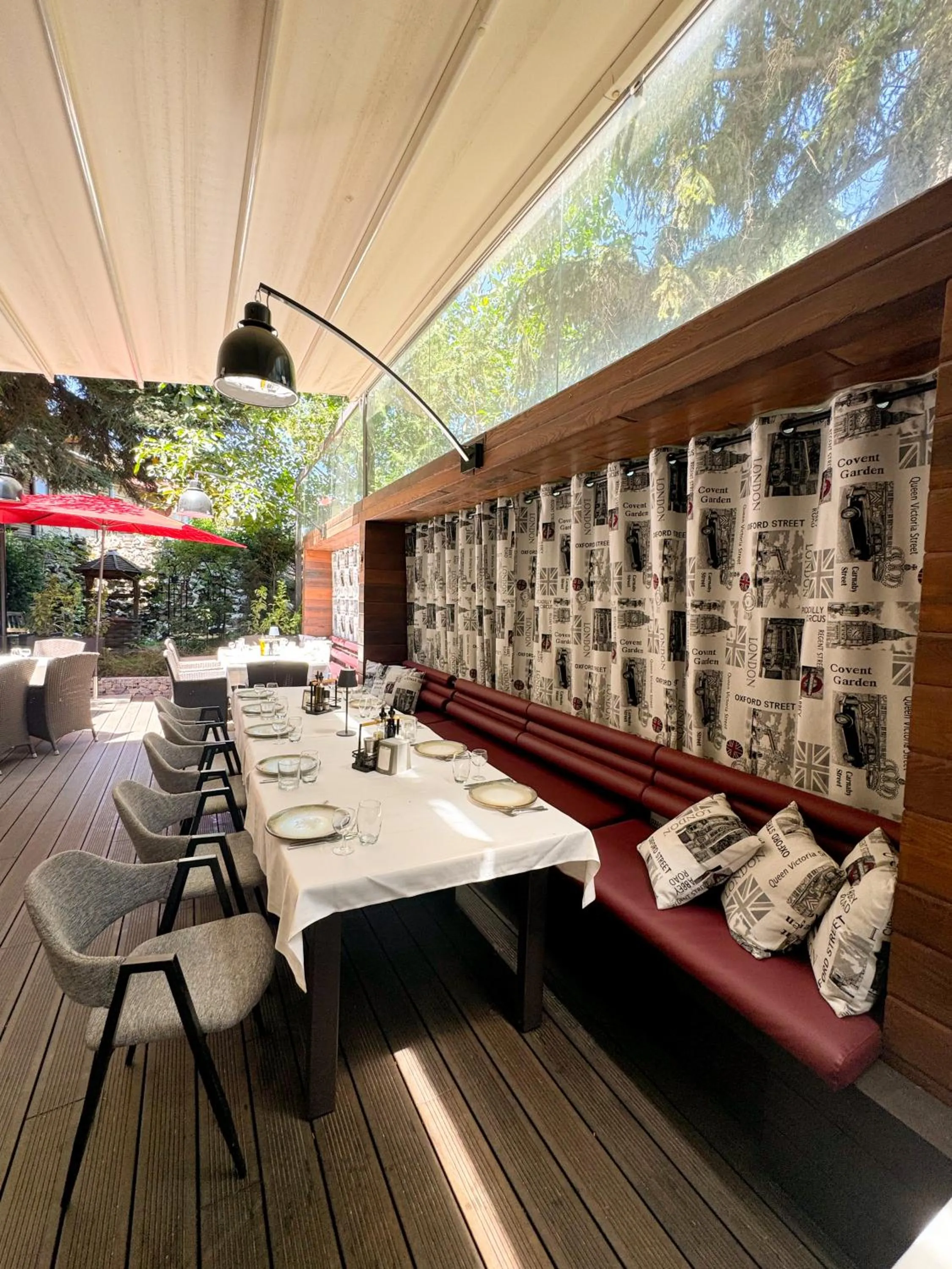 Restaurant/places to eat in Family Hotel EDI