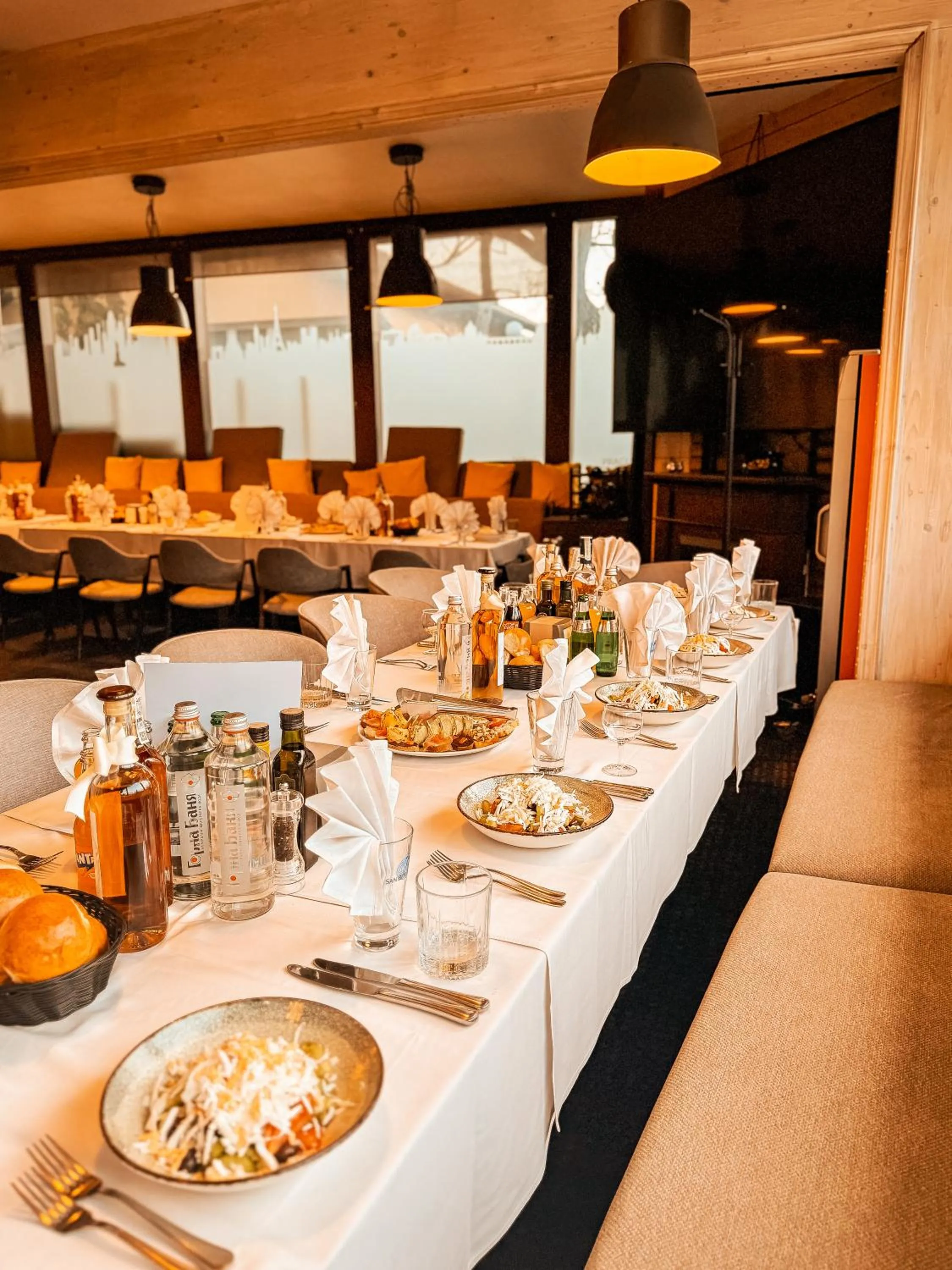 Restaurant/places to eat in Family Hotel EDI