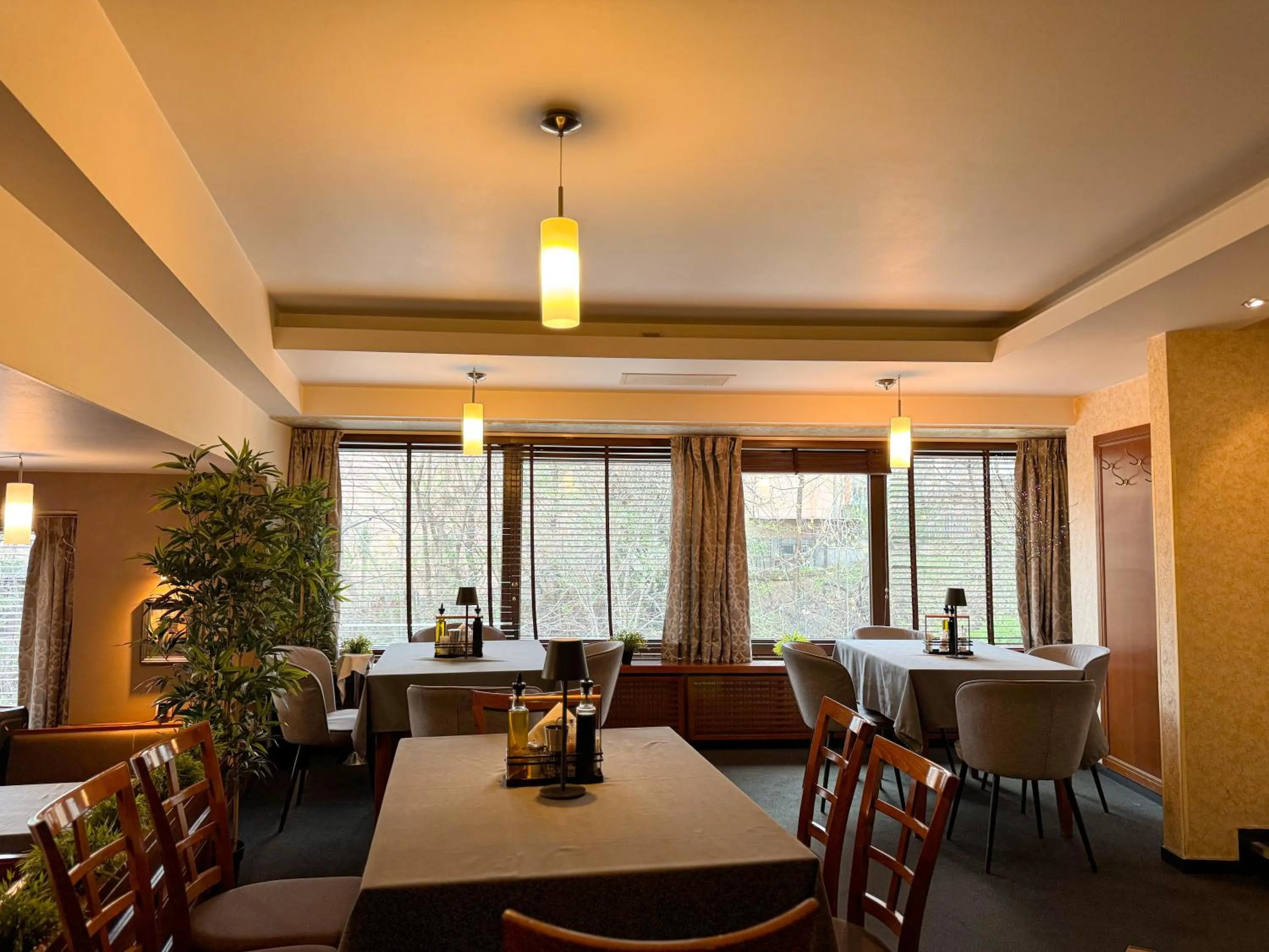 Restaurant/places to eat in Family Hotel EDI