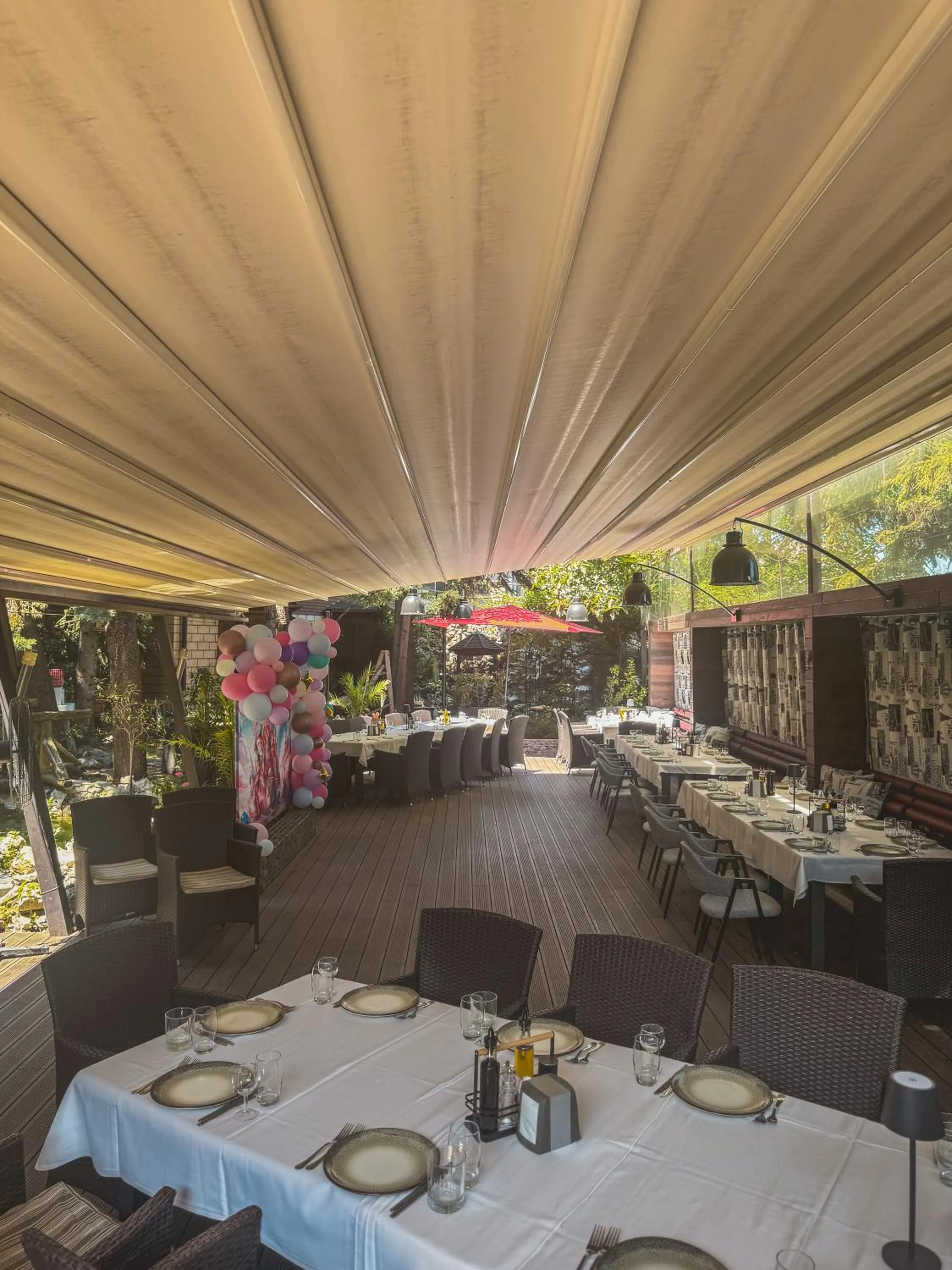 Restaurant/places to eat in Family Hotel EDI