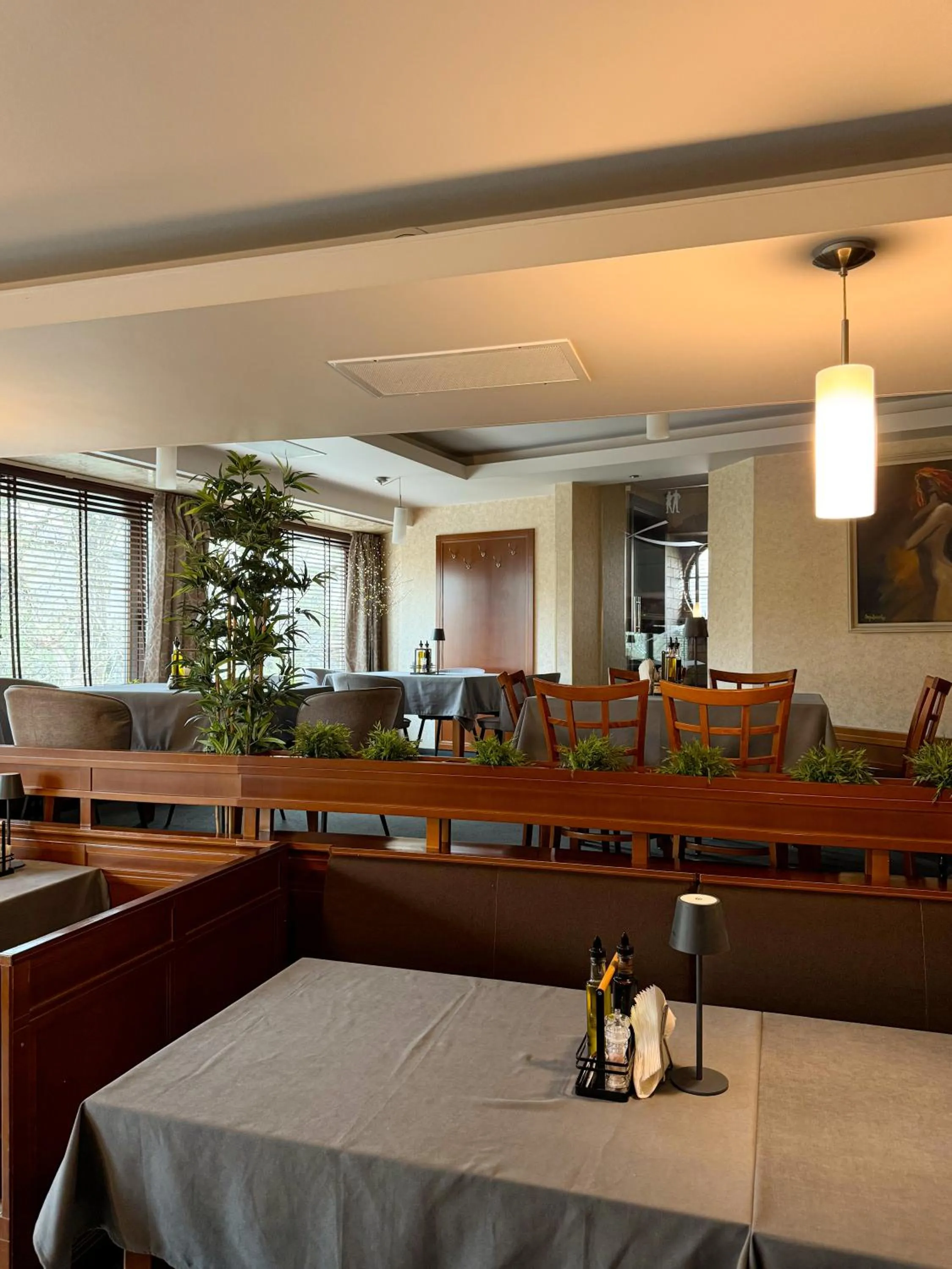 Restaurant/places to eat in Family Hotel EDI