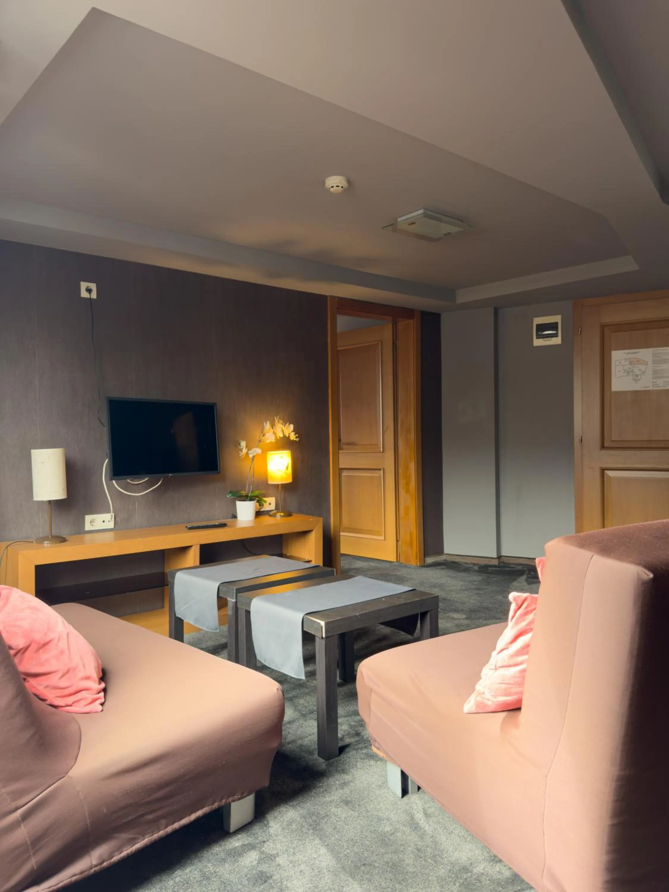 Communal lounge/ TV room in Family Hotel EDI