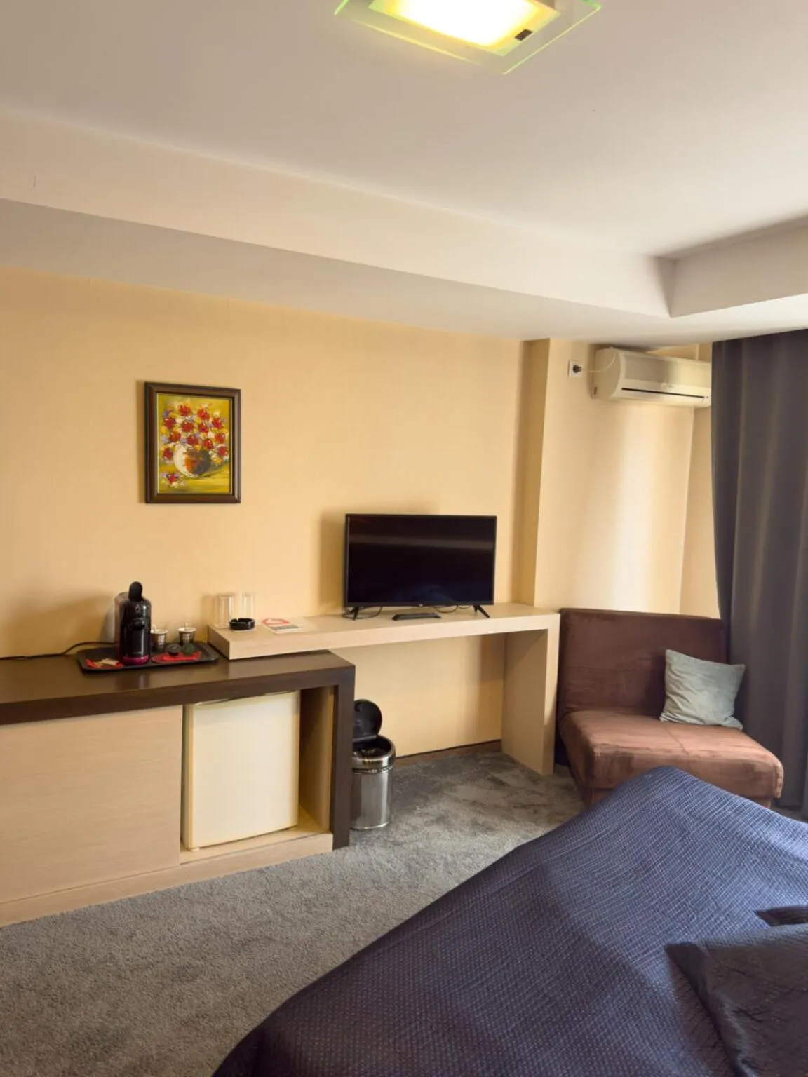 Communal lounge/ TV room, Bed in Family Hotel EDI