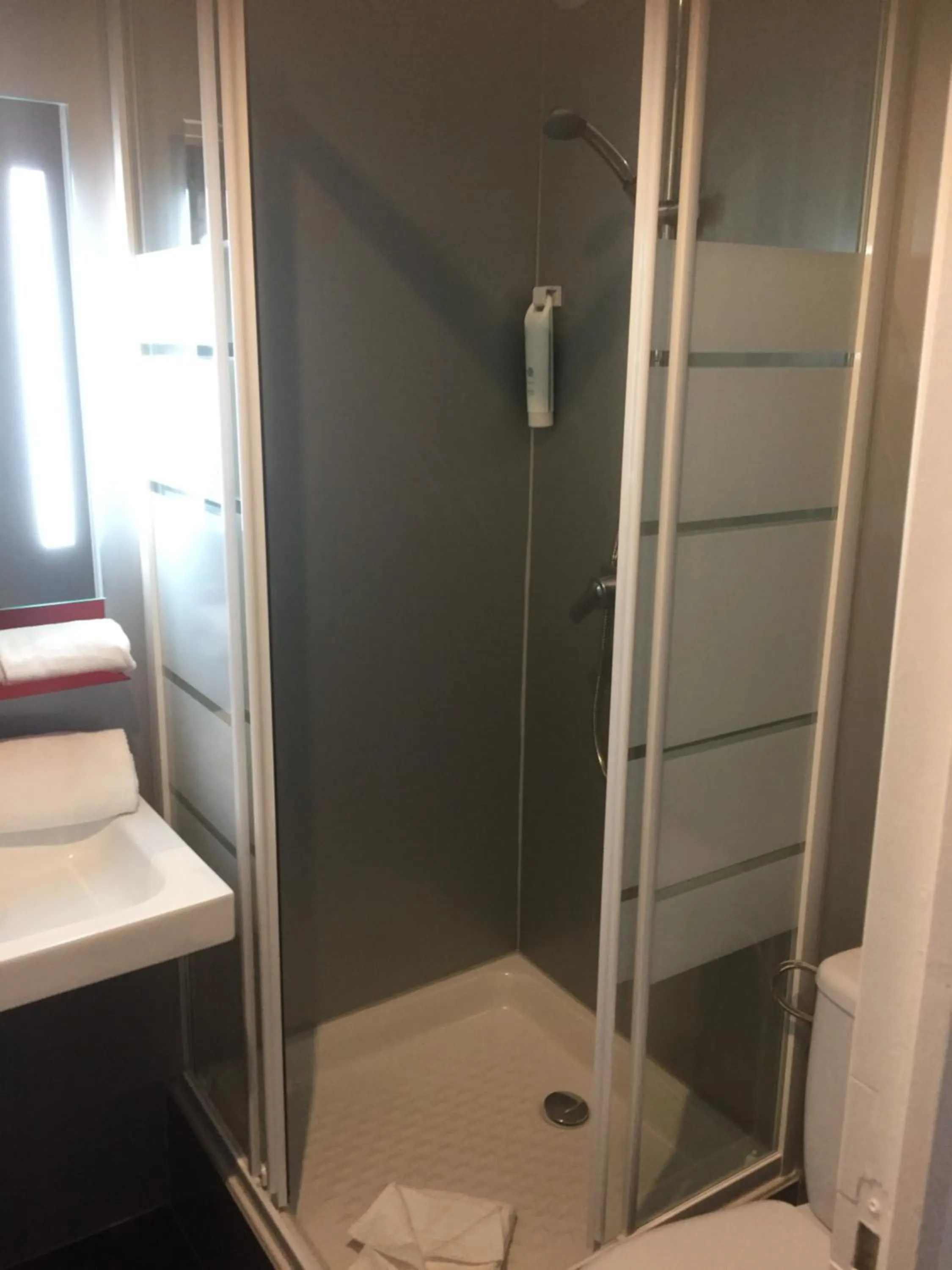 Bathroom in Enzo Hotels Trappes by Kyriad Direct